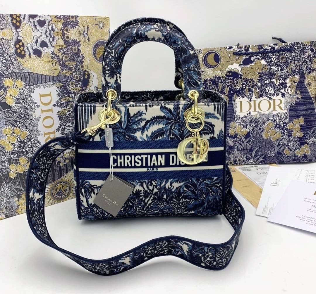 DIOR WOMEN MEDIUM LADY D-LITE BAG VIP GIFT WITH PURCHASE (GWP) พรีเมี่ยมกิ้ฟ Limited Edition จาก DIOR DUTYFREE COUNTER วัสดุหนังแท้ Calfskin หุ้มด้วยผ้า Cannage อีกชั้นและปักลวดลาย 'Dior Palm' กระเป๋า Lady D-Lite ผสมผสานความสง่างามและคลาสสิกที่เ