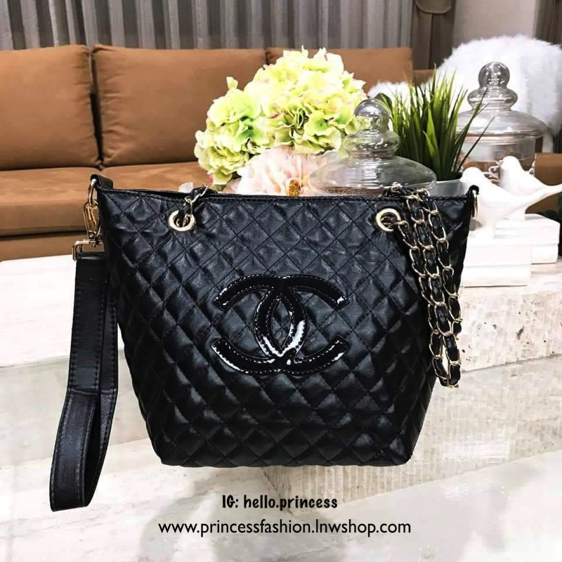 Chanel GWP Tote Bag With Chain New arrival! กระเป๋าสะพายทรง Tote VIP Gift With Purchase รุ่น Limited Edition VIP gift ของแท้จาก Chanel Perfume Counter วัสดุหนังเรียบลายตาราง ขนาดกำลังดี น้ำหนักเบา ด้านหน้ามีโลโก้ เปิดปิดด้วยกระดุมแม่เหล็ก ภายในมีโลโก้ และ