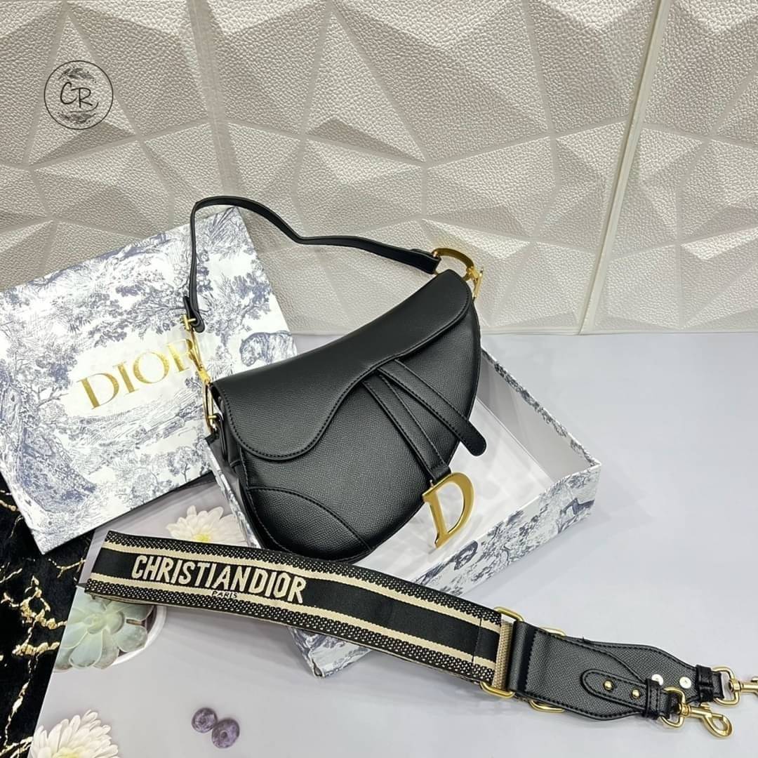 DIOR SADDLE BAG with strap กระเป๋ารุ่นยอดนิยมตามแบบฉบับแบรนด์ ใช้งานได้ 2 แบบ สะพายยาว CROSSBODY และสายสั้นถือได้เก๋ๆ ลุคนี้คูลสุดๆ เลยค่าา ภาพถ่ายจากสินค้าจริง! สวยมาก พร้อมส่งที่ไทยราคาสุดคุ้ม สาวๆ ห้ามพลาดค่ะ!