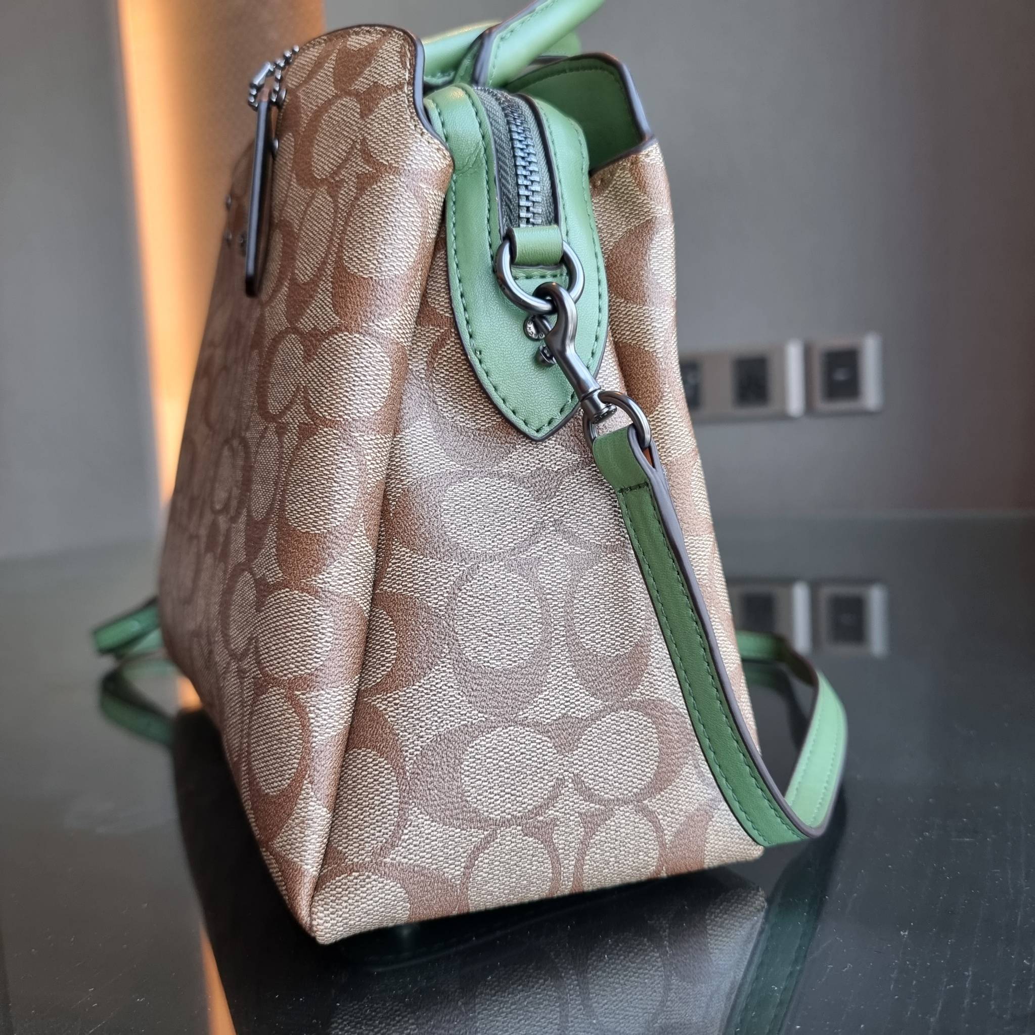 COACH F91495 LILLIE CARRYALL IN SIGNATURE CANVAS สีใหม่ล่าสุด กับรุ่นที่สุดของความขายดี รอบนี้ใบใหญ่จุใจ กระเป๋าสะพายทรงสวย ที่ดีไซน์ออกมาให้ใช้งานง่าย สะดวก สวย หรู ดูดี!! วัสดุหนังแคนวาสเคลือบลาย มาพร้อมสายสะพายข้างและหูจับในตัว ถอดออกถือคล้องแขนเก๋ๆ หร