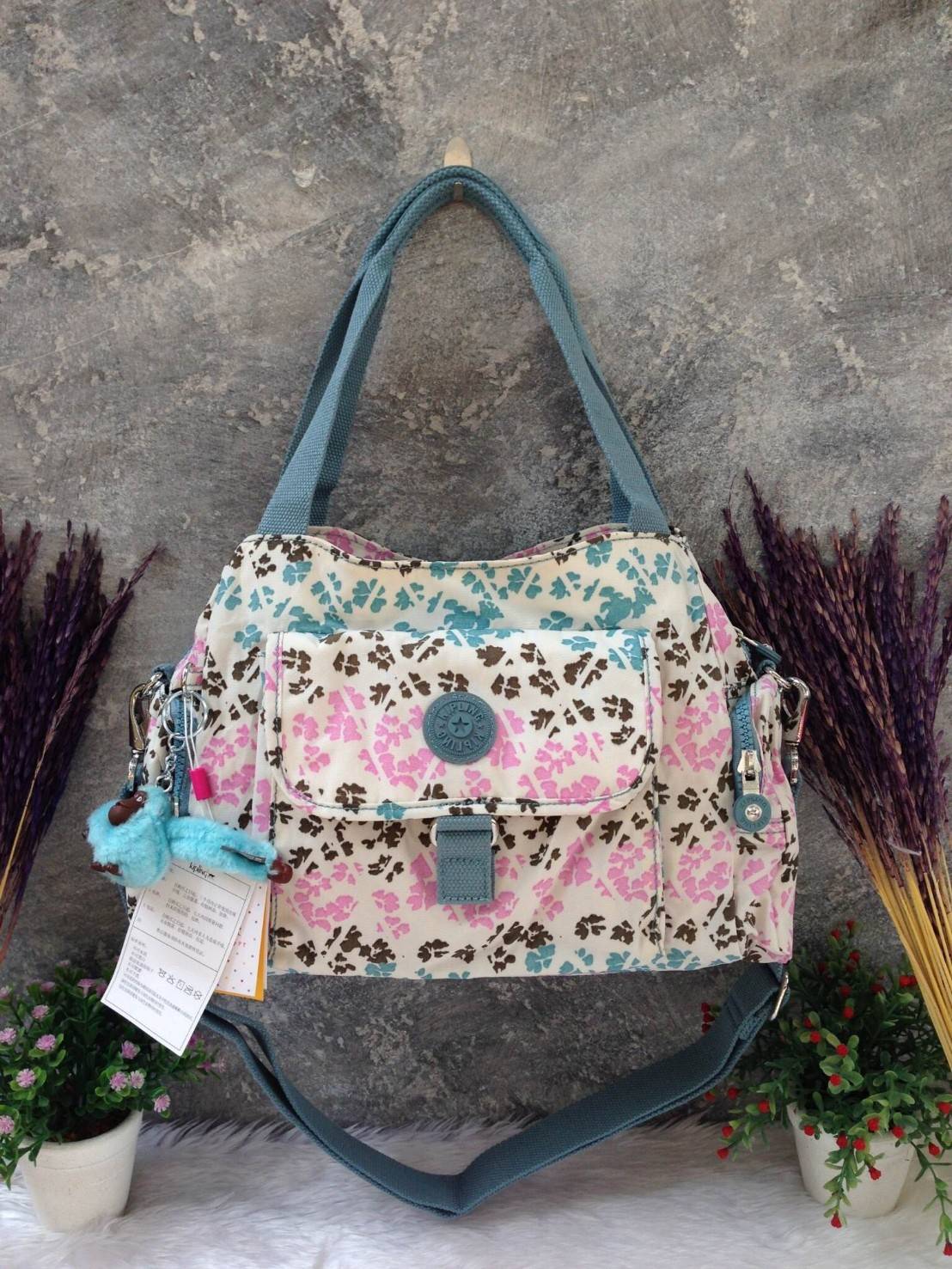 KIpling Felix Large Handbag Bag กระเป๋าถือหรือสะพายสไตล์ลำลองวัสดุ Nylon + Polyester 100% น้ำหนักเบามีหูหิ้วเเละสายสะพายยาวเลื่อนปรับระดับได้ถอดได้ เปิดปิดด้วยซิปสะดวกใช้ โลโก้เเบรนด์ มีช่องแบ่งถึง3ช่องเเยกเป็นสัดส่วน ด้านหน้าและด้านหลังมีช่องใส่ของเปิดปิ