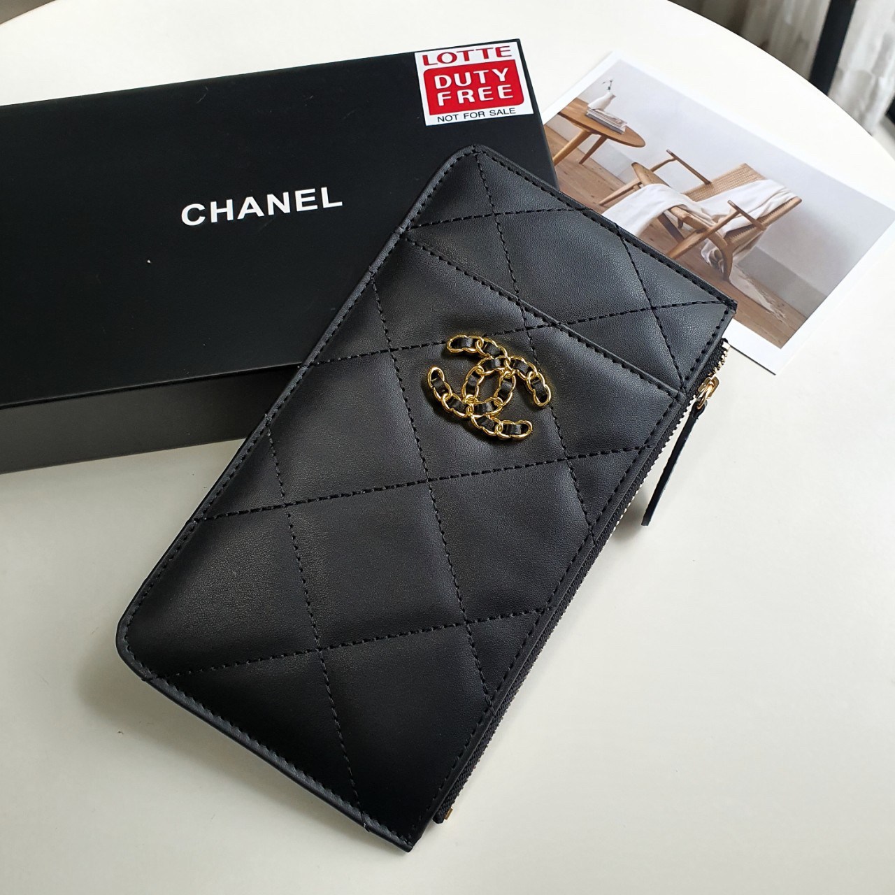 VIP 】รุ่นใหม่ล่าสุด 🎁 พร้อมส่งที่ไทยค่าา จุเงินได้เต็มกระเป๋า♡♡ แนะนำรุ่นนี้เลยคะ งานพรีเมี่ยมกิ้ฟท์จากเค้าเตอร์ต่างประเทศ กระเป๋าสตางค์ทรงสวย สะดุดตา หนังสัมผัสลายด้าน จากแบรนด์ CHANEL (GWP) ด้านหน้ามีโลโก้แบรนด์ CC สีทองหรู มีช่องซ