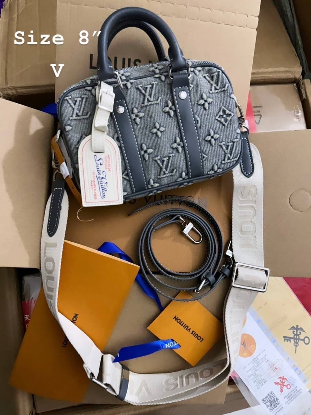 LV Denim Camera Box Bag กระเป๋าสะพายทรงกล้อง งานเดนิมฟอก คอลใหม่สุดคลาสสิก สวยเท่ห์มาก ปั้มลายโมโนแกรมนูนสวยโด่ดเด่น ใช้งานได้อเนกประสงค์มีสายยาวแบบถอดได้ 2เส้น แมทช์กับเสื้อได้หลากหลายสไตล์