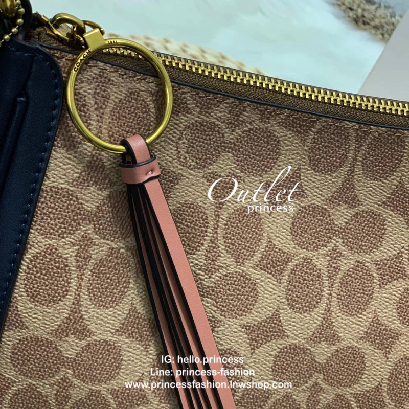 COACH SUTTON CROSSBODY IN SIGNATURE BAG กระเป๋าถือหรือสะพายไหล่ ทรงสวย วัสดุหนังแท้ เนื้อนิ่ม พร้อมพวงกุญแจหนัง เปิดปิดแบบซิป ภายในกว้าง ใส่ wallet ยาว และของใช้ได้เยอะ มีช่องเล็ก พร้อมสายสะพายยาวถอด ปรับได้ค่ะ Dont's miss!!