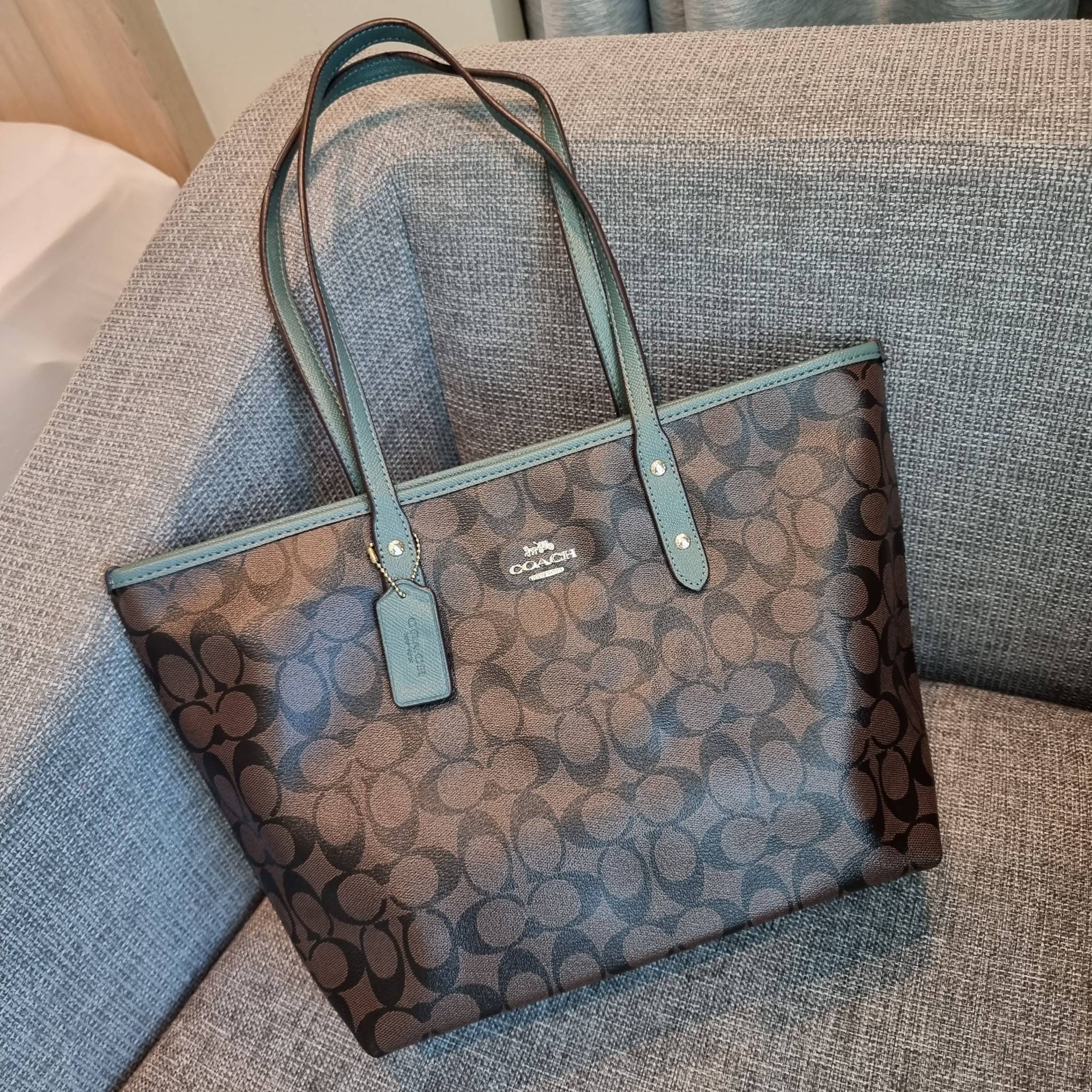 OUTLET 】COACH F58292 CITY ZIP TOTE IN SIGNATURE 16" รุ่นขายดี!! ไซส์ใหญ่ สีสวยมาให้แบบจัดเต็ม!! กระเป๋าถือทรงโท้ทใบใหญ่ สวยน่าใช้ทุกสี สะพายคล้องไหล่ได้เก๋ๆ จุของแน่นๆไปเลยจ้า!! วัสดุหนังแคนวาสคุณภาพ ปากกระเป๋าเปิด-ปิดด้วยซิป กันของหล่นได้ ถือไปไหนก็