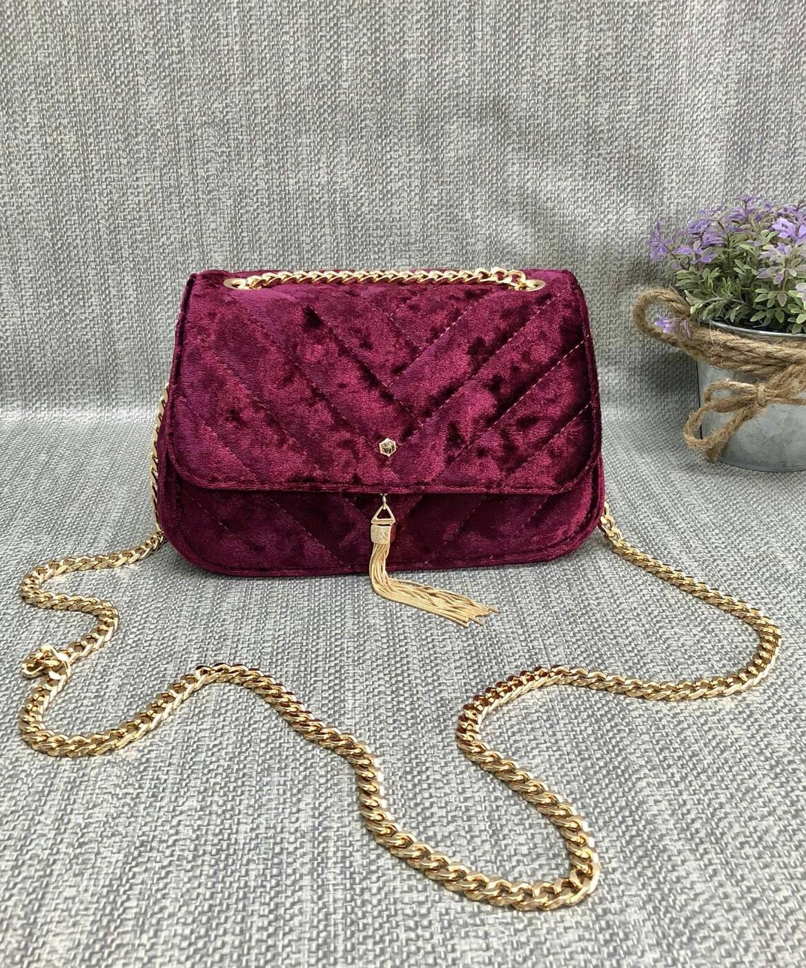 CHARLES & KEITH TASSEL DETAIL SHOULDER BAG กระเป๋าสะพายข้าง ทรงน่ารัก ด้านหน้ามีพู่ห้อย เปิดปิดกระเป๋าแบบแม่เหล็ก ด้านในโล่ง มีช่องซิป 1 ช่อง และช่องใส่บัตรได้ 3 ช่องค่ะ สายสะพายโซ่สีทองหรูหราค่ะ