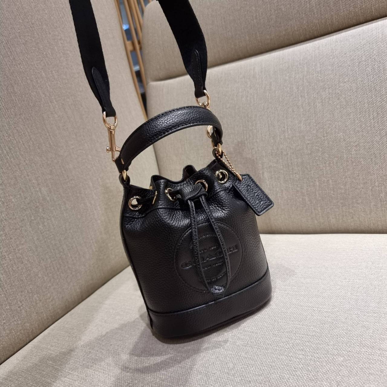 COACH C5121 DEMPSEY DRAWSTRING BUCKET BAG 15 WITH COACH PATCH น้องคนสวยมาใหม่จ้า ละมุนคุณหนูต้องมาอีกแล้วแหละ กระเป๋าทรงถังไซส์มินิ ใช้งานง่ายด้วยการรูดหนังปิดรอบปากกระเป๋า ทุกอย่างลงตัวที่สุด!! มาพร้อมตัวห้อยรูปหัวใจสีทองกุ๊กกิ๊ก น่ารักมากๆ มีหูหิ้วในตัว