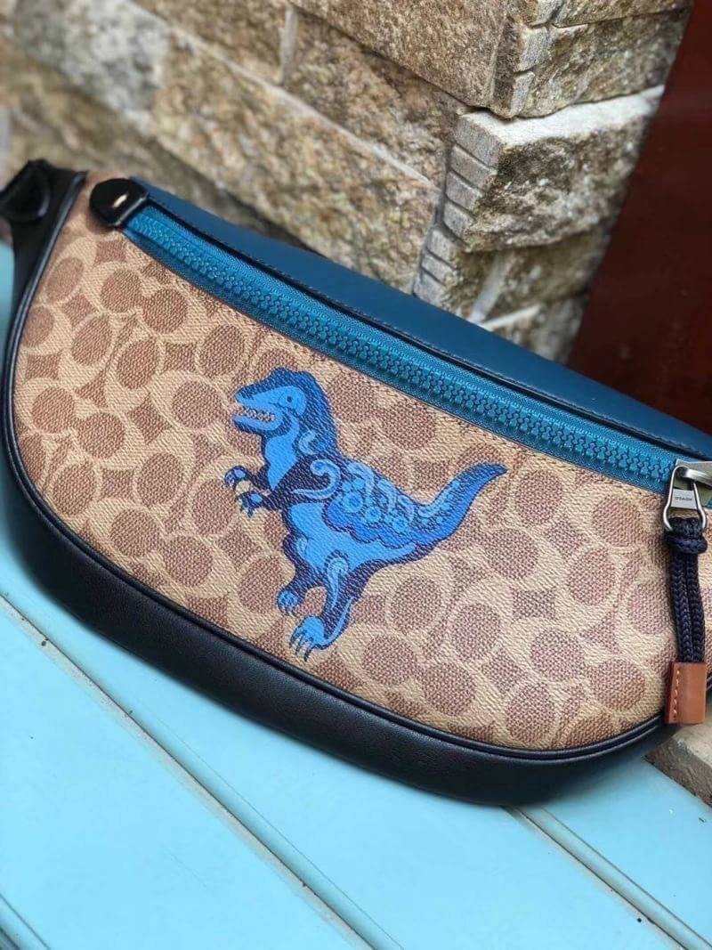 OUTTLET 】COACH RIVINGTON BELT BAG IN SIGNATURE CANVAS WITH REXY BY ZHU JINGYI