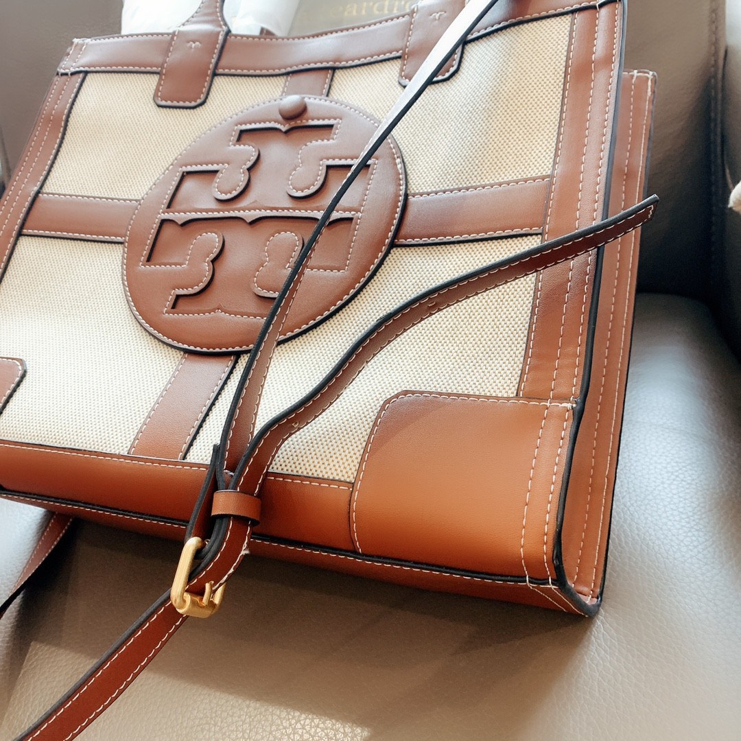 ของแท้ 💯% Tory Burch Ella Canvas Quadrant tote วัสดุ ผ้าCanvas ทั้งใบตัดด้วยหนังแท้สีน้ำตาล ตัวกระเป๋าตั้งอยู่ทรงสวย