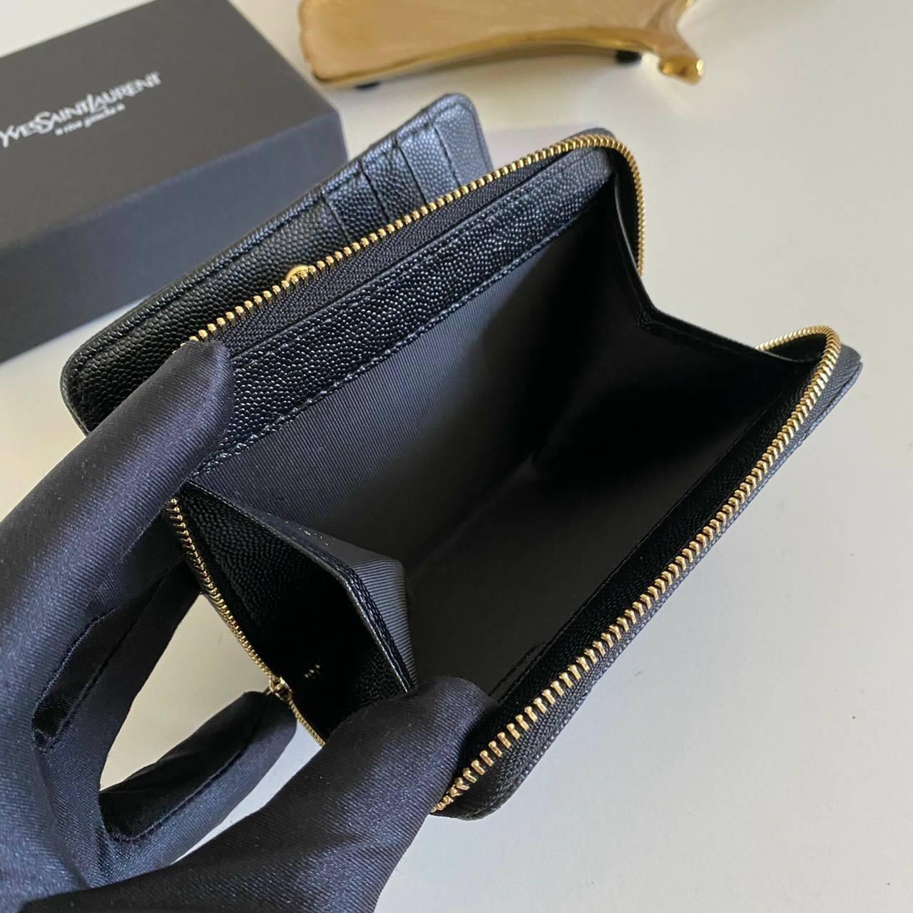 VIP GIFT 】หนังแท้ YSL Saint Laurent monogram compact zip short wallet มาแล้วจร้า ถามหากันเยอะมากๆ กระเป๋าสตางค์ใบสั้นที่ใส่แบงค์ ใส่บัตร ใส่เหรียญได้เยอะสุดๆ มีสองด้านซิปและพับ ใบเดียวครบจบเลย หนังสวยมาก ละเอียดสุดๆ