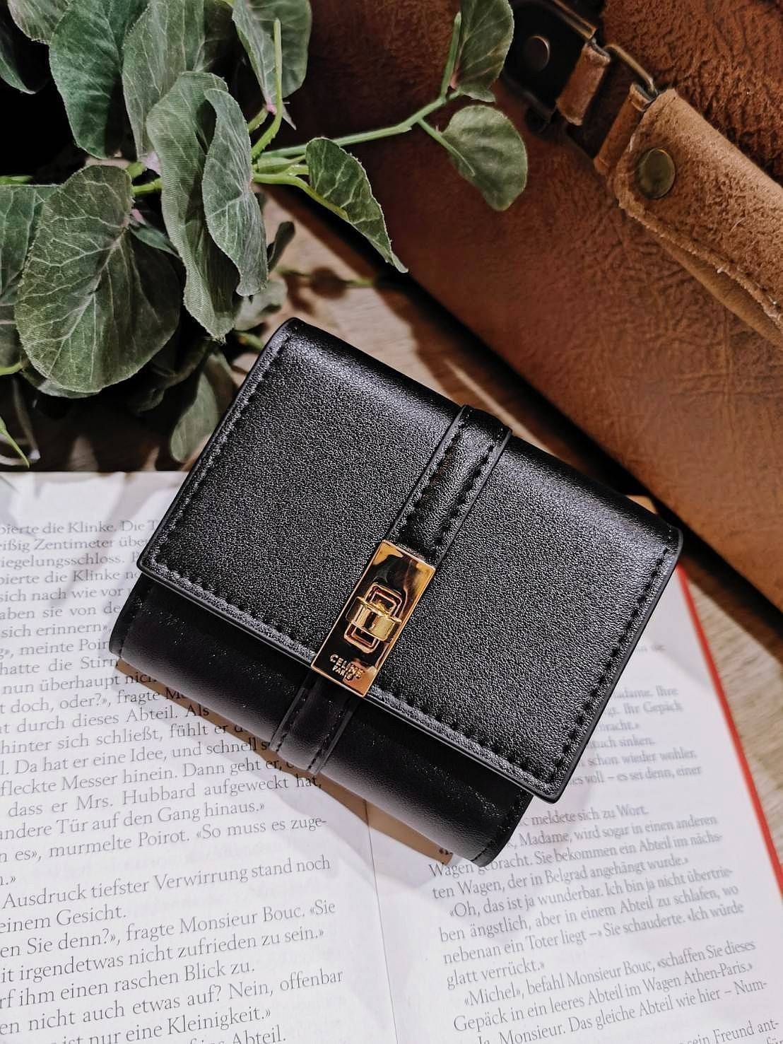 CELINE SHORT WALLET VIP GIFT WITH PURCHASE (GWP) พรีเมี่ยมกิ๊ฟ Limited จาก CELINE HAUTE PARFUME DUTYFREE COUNTER หนังแท้ CalfSkin เรียบสวยอยู่ทรงมีโลโก้ด้านหน้าเปิดปิดด้วยตัวล๊อคบิดอะไหล่ทองปั้มโลโก้ภายในมีช่องแบ่งหลายช่อง มีช่องใส่บัตรหลายช่อง ช่องใส่เหร