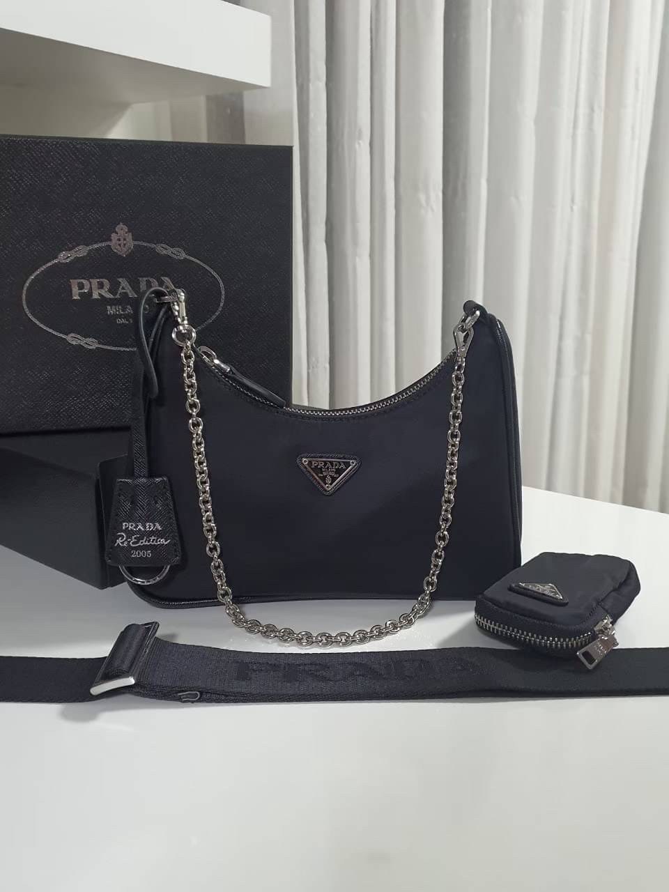 BEST SELLER!! **กำลังมาแรงมากค่ะ กับแบรนด์ PRADA ใบเดียวคุ้มมากค่ะ อุปกรณ์ ครบชุด **ซื้อ1ได้ถึง3ไอเท็ม ทั้งสายยาว และกระเป๋าใส่เหรียญ และป้ายแท็คหนัง อย่างดี **อะไหล่ปั้มแบรนด์แท้ทุกจุด วัสดุทำจากผ้า Nylon อย่างดี กันน้ำได้ อยู่ทรงสวย สามารถใส่กระเป๋าตังค