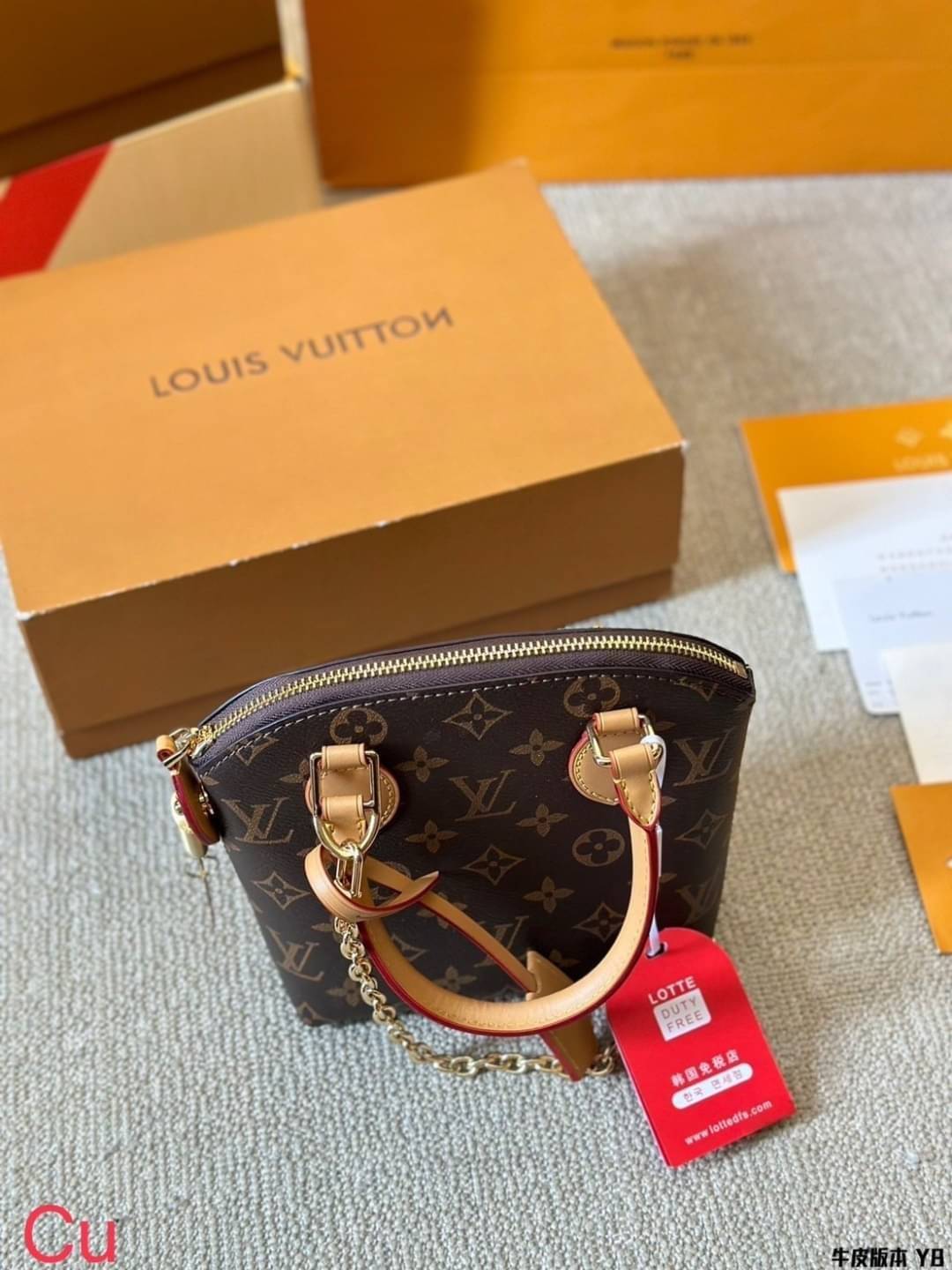 LV Lockit BB bag 19cm กระเป๋าทรงโท้ท ดีไซส์ดั้งเดิมด้านบนโค้งมนเป็นเอกลักษณ์สวยงามสะดุดตาลายโมโนแกรม ตอบโจทย์การใช้งาน พกพาได้หลายสไตล์สุดไอโคนิก