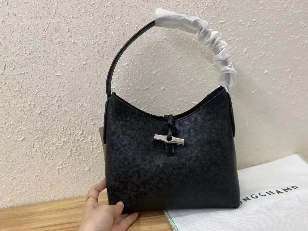 LONGCHAMP ROSEAU Hobo bag กระเป๋าสะพายไหล่ขนาดเล็ก วัสดุหนังวัว อะไหล่เงิน เป็นการผสมผสานสไตล์ที่เรียบง่าย Roseau อันเป็นสัญลักษณ์ใหม่ทั้งหมด เรียบง่าย สะดวกใช้ ประดับด้วยเข็มกลัดไม้ไผ่อันเป็นสัญลักษณ์ของแบรนด์ เรียบหรู แต่ดูดี ในแบบฉบับของ Longchamp ห้าม