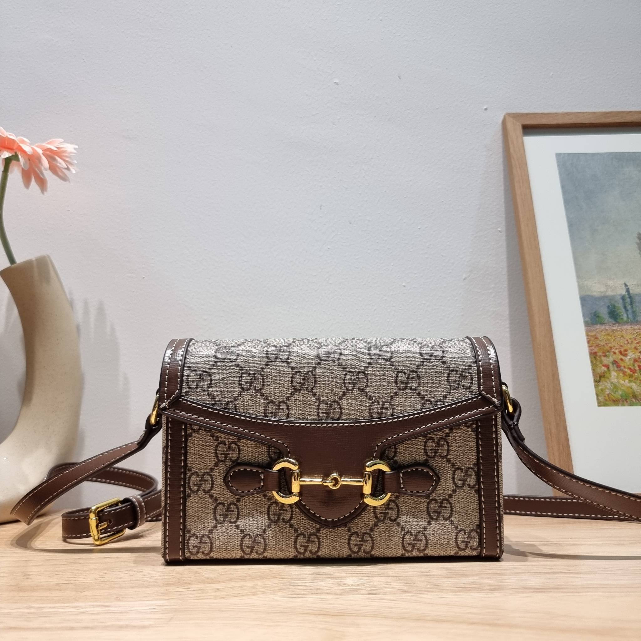 Set 3 ชิ้น Gucci Horsebit 1955 Mini Bag / GG crossbody horizon mini bag box set ชวนสะสม ใครมองหาของขวัญอยู่ เซ็ทนี้จัดว่าเลิศมาก! กับการจับเอารุ่นยอดฮิต มามิกซ์รวมกับไอเท็มสุดคุ้มของมันต้องมี!! จัดเรียงให้อยู่ในกล่อง box set ลิมิเต็ด ที่มีทั้งแว่นตา gentl