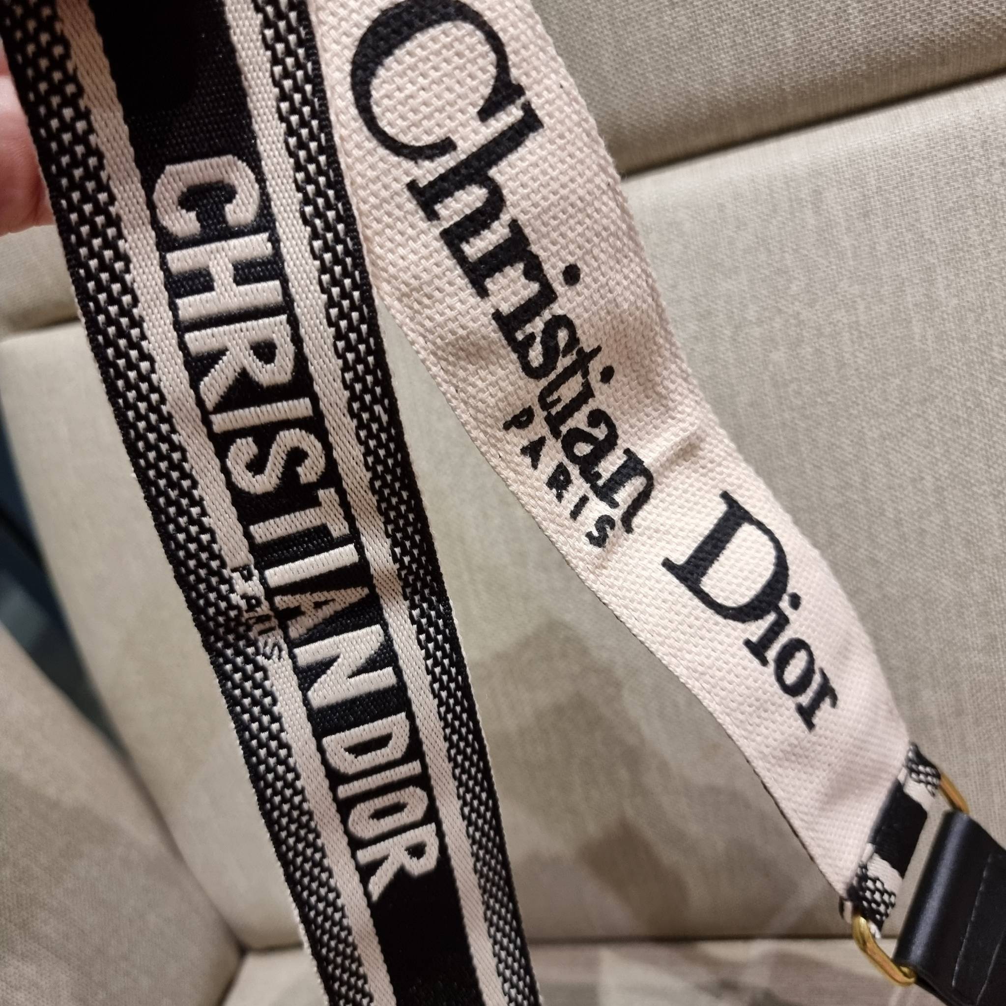 VIP CD OBLIQUE SADDLE BAG / DIOR SADDLE กระเป๋าสะพายข้าง ทรงสวยไม่ซ้ำใคร กิมมิคในตัว ดูแพง ไซส์ใหญ่ ดีไซน์ย้อนยุค เป็นเอกลักษณ์สวยทุกแบบ เปิด-ปิดด้วยกระดุมแม่เหล็กซ่อน ใช้งานง่ายมากๆ ภายในเป็นช่องโล่ง มีช่องซิป ใบสีดำเป็นหนังแท้ ใบลายเป็นผ้าแคนวาส ดูดี ดู