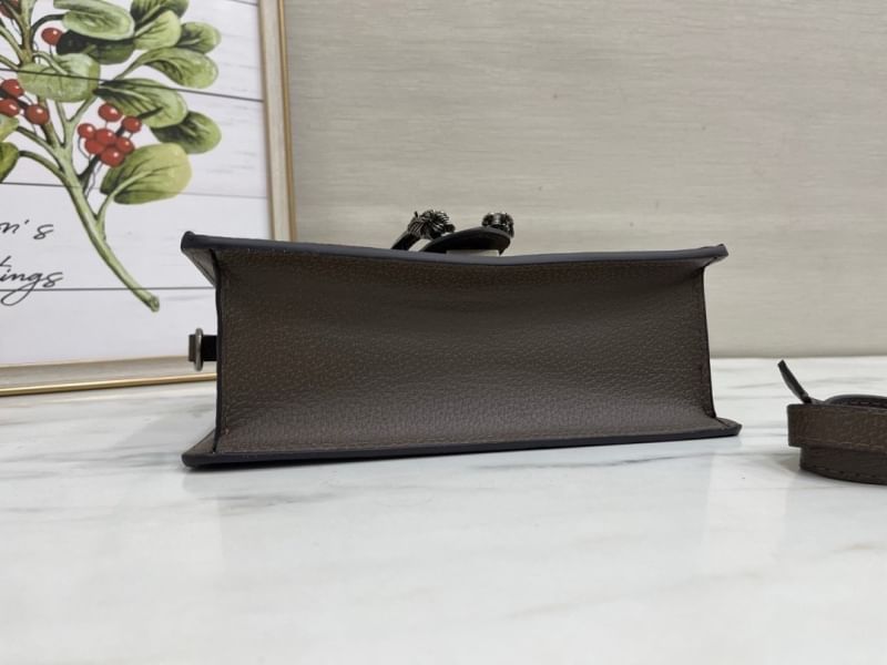GUCCI Dionysus small top handle bag กระเป๋าสะพายรุ่นสุดคลาสสิค พร้อมหูจับในตัว ให้สาวๆใช้งาน และพกพาได้สะดวกขึ้น ดึงดูดและสะกดสายตาด้วยอะไหล่ดีเทลหรู