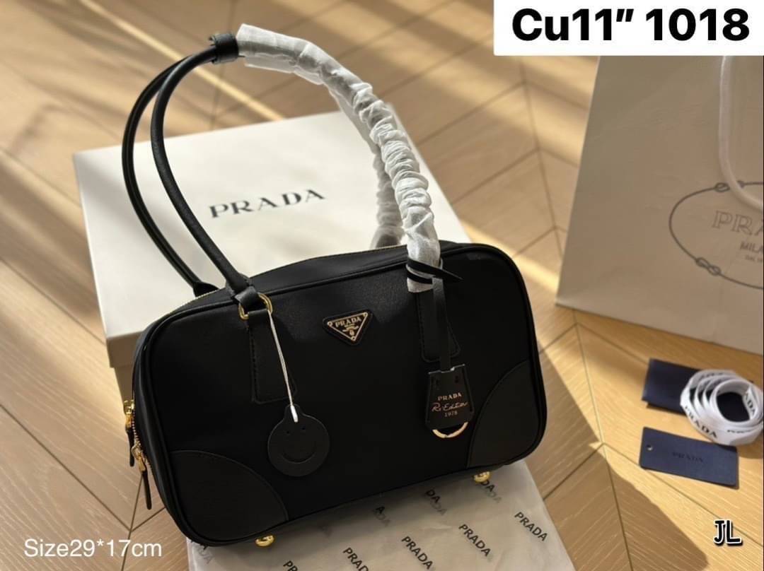 PRADA Re-Edition 1978 medium Re-Nylon two-handle bag กระเป๋าสะพายไหล่ทรงคลาสสิค ไอเท็มสุดปัง ที่ฮิตตลอดกาลไม่ว่าจะปีไหนๆ เหมาะเป็น everyday bag มากๆ