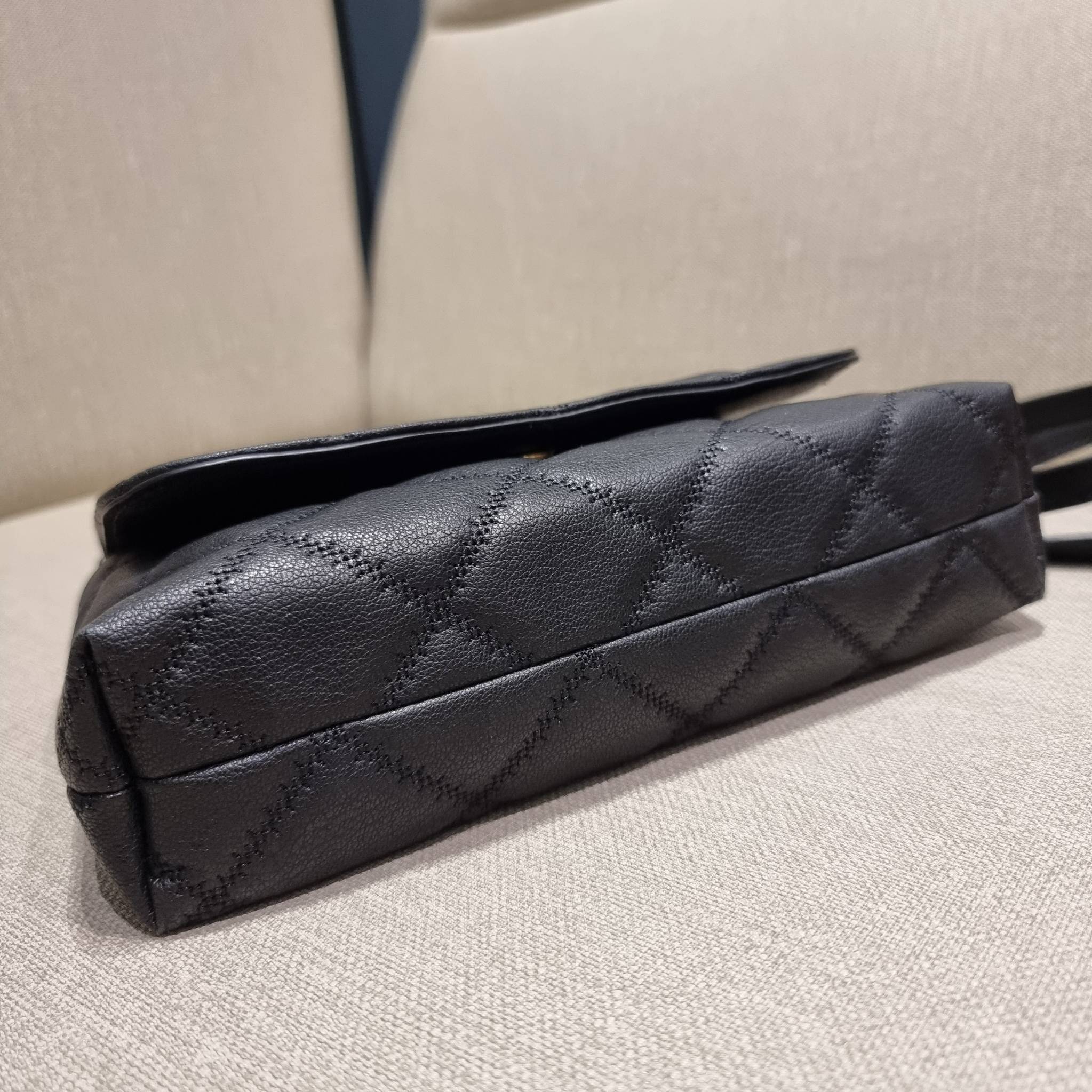 TORY BURCH WILLA MINI SHOULDER BAG ใหม่ล่าสุด พร้อมเสิร์ฟไม่ต้องรอพรีฯ กระเป๋าสะพายดีไซน์เลิศ ทรงสวย กะทัดรัด สะพายคล่องตัว ดีไซน์บุนวม เส้นคมสวยหรู