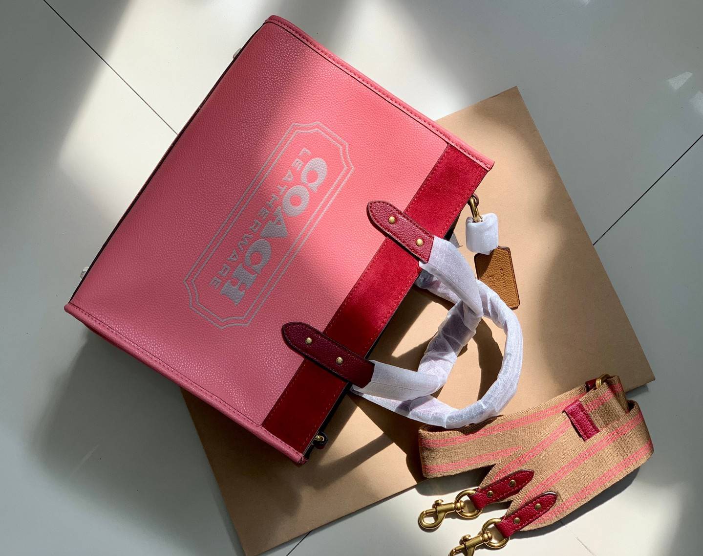 ของแท้ 💯% Limited edition XHBC COLLECTION COACH FIELD IN COLORBLOCK ((1092//1093)) 🌈พร้อมส่งสีหวานเหมาะกับหน้าร้อนนี้มากๆค่ะ! กระเป๋าหิ้ว//สะพายข้าง หนังแท้นิ่มตัดขอบกำมะหยี่ด้านบนได้อย่างสวยงามลงตัวค่ะ ปากกระเป๋าเปิดปิดแบบกระดุมแม่เหล็ก