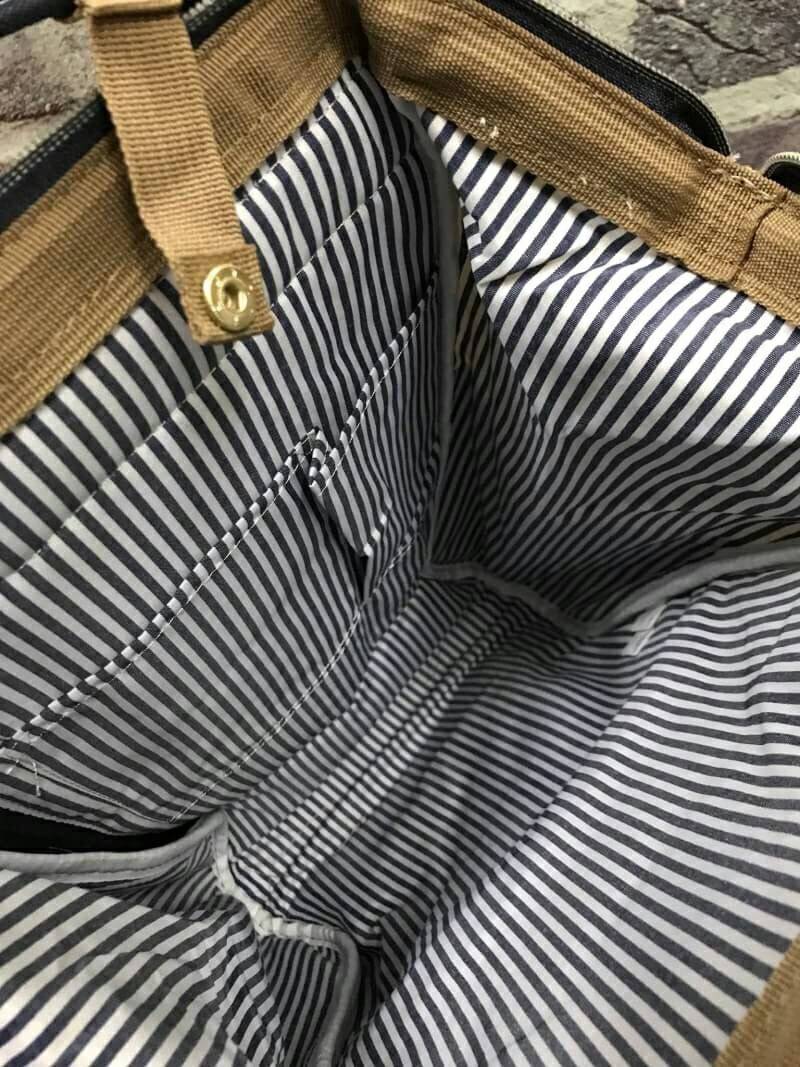 Anello x Walt Disney Mickey & Friends Limited Edition Japan Backpack เป็นการร่วมงานของ anello และวอล์ทดิสนีย์ ที่มาวาดลวดลายลงบนกระเป๋าเป็นตัวละครดิสนีย์ที่มีสีสันน่ารักสดใส วัสดุ canvas คงแบบฉบับที่ปากกระเป๋ามีโครง อีกหนึ่งคอลเลคชั่นที่ควรต้องมีไว้ครอบคร