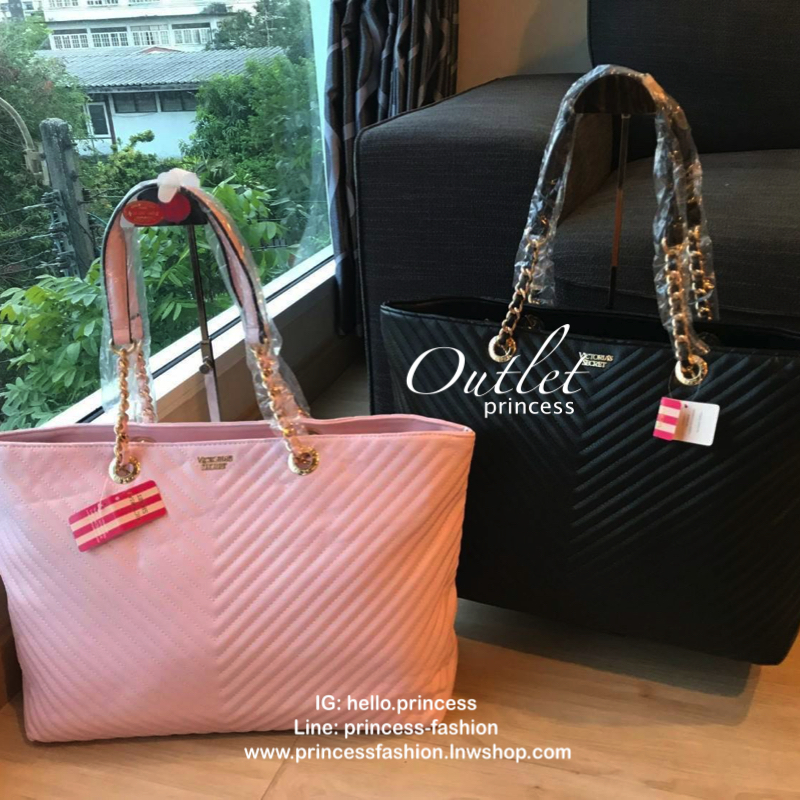 Victoria’s Secret Quileted Tote Bag กระเป๋าถือหรือสะพายลายหนังแกะสังเคราะห์อยู่ทรงสวย ดีไซน์ลายริ้วเป็นตัววี ด้านหน้าประดับด้วยโลโก้อะไหล่ทอง เปิดปิดด้วยซิปเดียว ภายในมีช่องโล่งและช่องเล็กไว้แบ่งเก็บของ ใส่หนังสือ เอกสาร A4 Notebook ipad กระเป๋าสตางค์ ของ