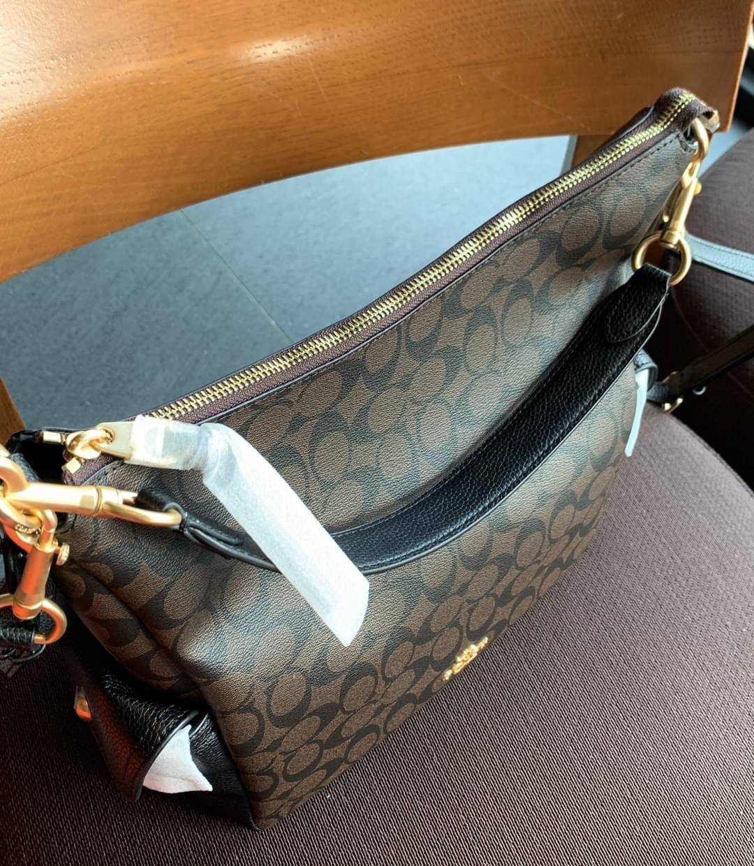 COACH PENNIE SHOULDER BAG ((C1523)) ✔️กระเป๋าหิ้ว//คล้องไหล่//สะพายข้างได้ สุดคุ้ม! ✔️ใบใหญ่ ทรงสวยใส่ของได้จุมาก หนังแท้ หนังนิ่ม สัมผัสแล้วหลงรักแน่นอนค่ะ ✔️ปากกระเป๋ากว้าง ล้วงหยิบของสะดวกมากๆ ภายในกระเป๋าโล่งกว้าง สัมภาระเยอะๆหายห