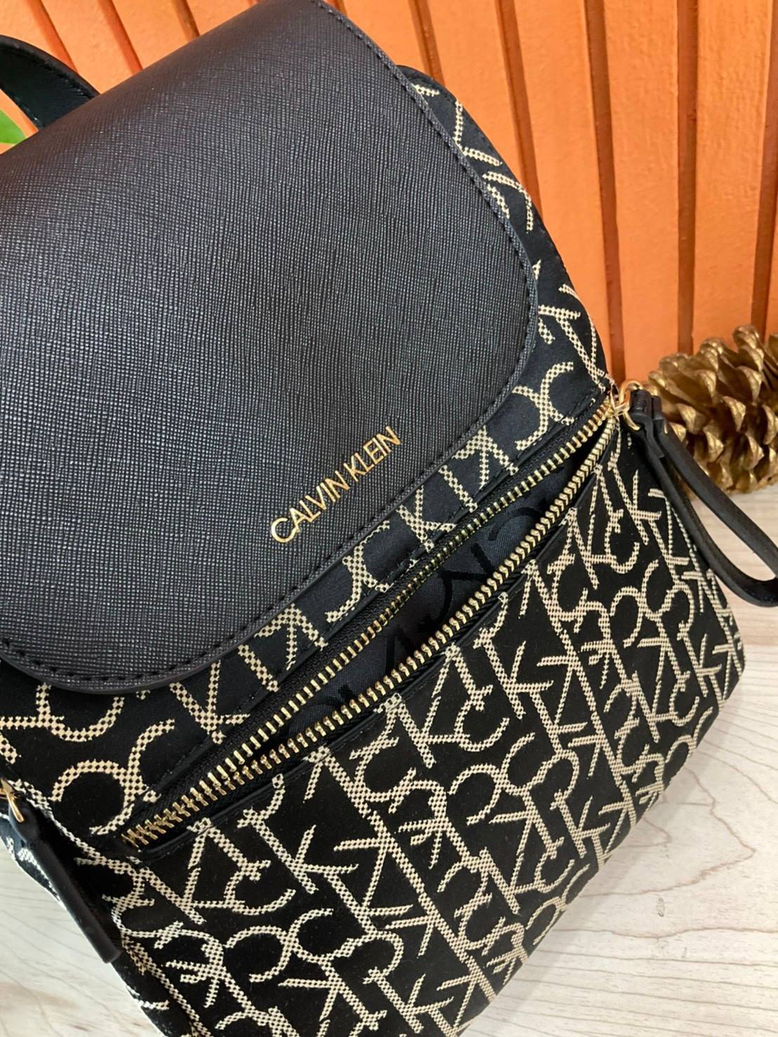 ของแท้ 💯% Elaine Calvin Klein Monogram Small Backpack 💕ของมันต้องมี สวยหรูดูแพงมาก สำหรับรุ่นนี้ และมีฟังชั่นช่องการใช้งานที่มากที่สุด!!! 💕 กระเป๋าสะพายเป้รุ่นใหม่ชนช้อป รุ่นยอดนิยม