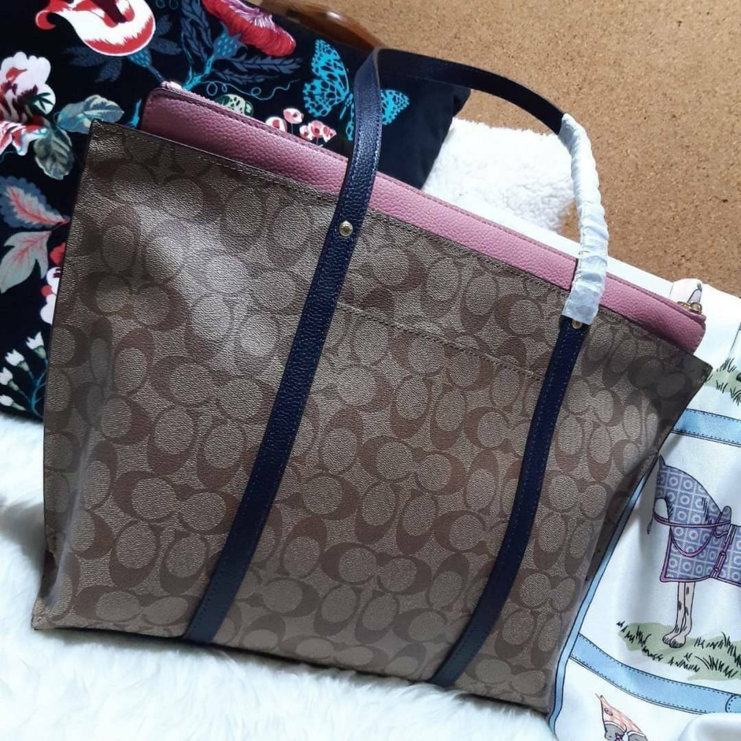 COACH 2319 MAY TOTE IN COLORBLOCK SIGNATURE CANVAS กระเป๋าโท้ท ดีไซน์ใหม่ล่าสุด!! 💕💕 เก๋ตรงปากกระเป๋า คล้ายกระเป๋าซ้อนในตัว สีตัดกับตัวกระเป๋าได้อย่างลงตัว ทรงสวย ใบใหญ่ใส่ของได้เยอะ เปิด-ปิดด้วยซิป รูดใช้งานง่าย ภายในโล่งกว้าง ด้านหลังมีช