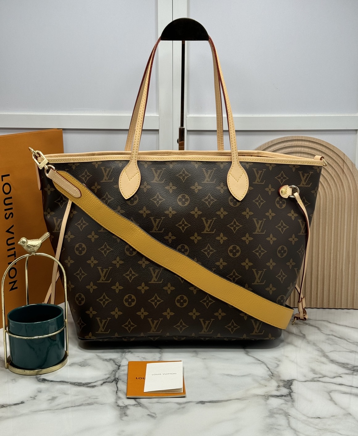 LV Neverfull Bandoulière Inside Out MM กระเป๋าทรงโท้ทรุ่นใหม่ล่าสุด ใช้ได้ 2 ด้าน ภายในสีสดใสมีชีวิตชีวา เป็นการรังสรรค์สุดท้าทายครั้งใหม่ของกระเป๋ารุ่นไอคอนิกจากหลุยส์ ที่สุดของความหรูหรา