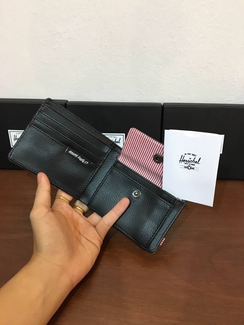กระเป๋าสตางค์ Herschel Roy Wallet Coin (มีช่องใส่เหรียญ) การออกแบบก็เน้นใช้งานพกสะดวกกระเป๋าสตางค์ใบไม่ใหญ่ขนาดมาตราฐาน ช่องใส่บัตร 3 ช่อง ช่องใส่เหรียญ 1 ช่อง ช่องเก็บของหลังช่องใส่บัตรกับเหรียญอีกข้างละ 1 ช่อง ช่องใส่ธนบัตร 1 ช่อง