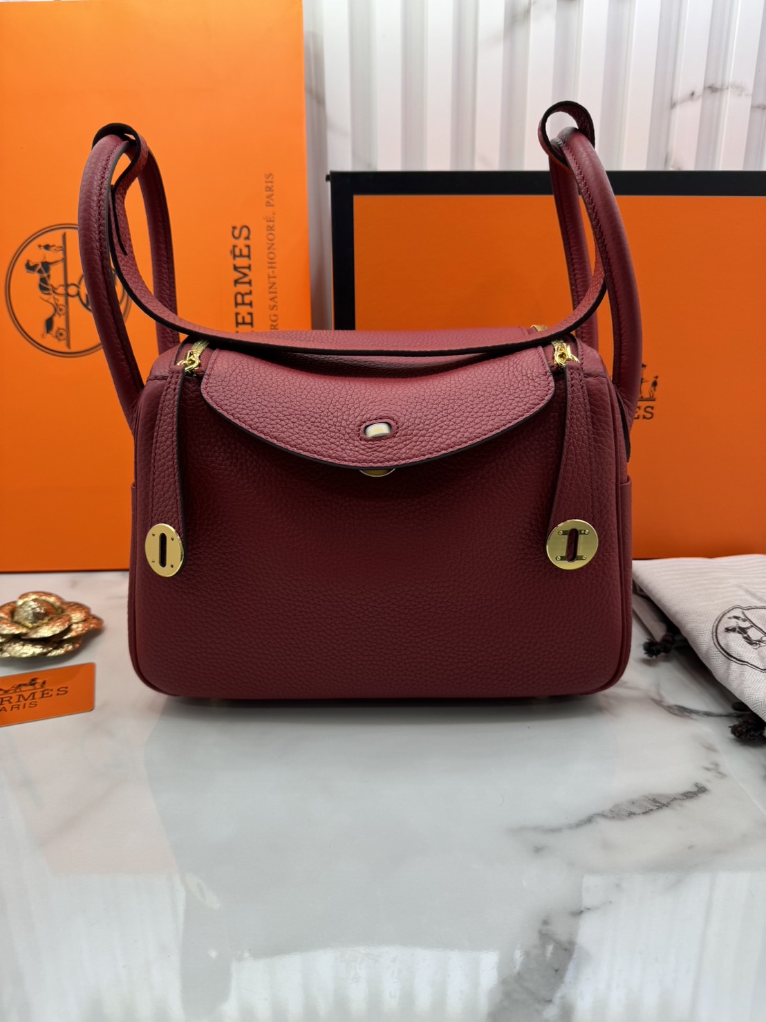 พร้อมส่ง 15 สี HERMES Lindy 26 bag กระเป๋าทรงโท้ทหนังสวยอย่างดี เอกลักษณ์ของความเรียบหรูไฮคลาสอย่างสมบูรณ์แบบ เกรดออริ สลับแท้ งานสวยตามรูป ใช้งานต่างประเทศได้