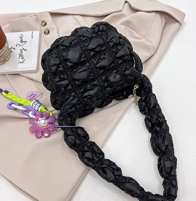 Carlyn Quilted Soft M Bag กระเป๋าสุดฮอตจากประเทศเกาหลี มีทรงที่กำลังพอดี ไม่เล็กหรือใหญ่เกินไป เลยสามารถใช้ในชีวิตประจำวันได้ง่าย ตัวกระเป๋านุ่มบุเหมือนผ้านวม น้ำหนักเบา