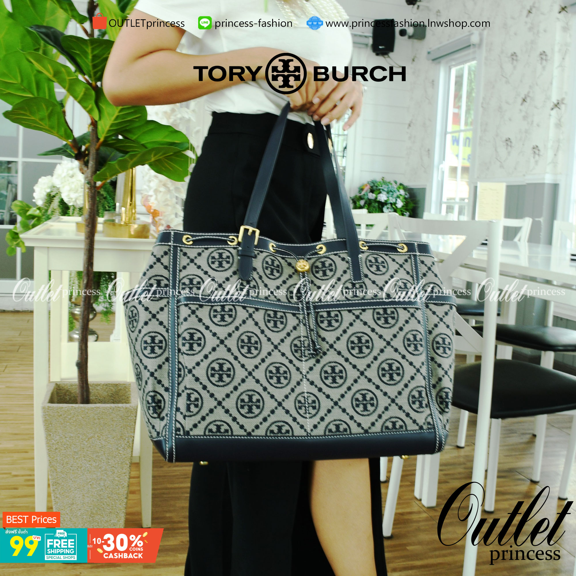 OUTLET 】TORY T MONOGRAM JACQUARD WFH TOTE กระเป๋าถือหรือสะพายไหล่ วัสดุ Canvas ปักษ์ลายแบรนด์ อะไหล่ทองสวยหรู น้ำหนักเบา จุของได้เยอะ ด้านหน้ามีกระเป๋าเล็ก2ช่อง ด้านหลัง2ช่อง ด้านในโล่ง มีช่องใหญ่1ช่อง ช่องเล็ก1ช่อง และอีก1ช่องซิป ใบใหญ่ Size XL ใส่เสื้อผ