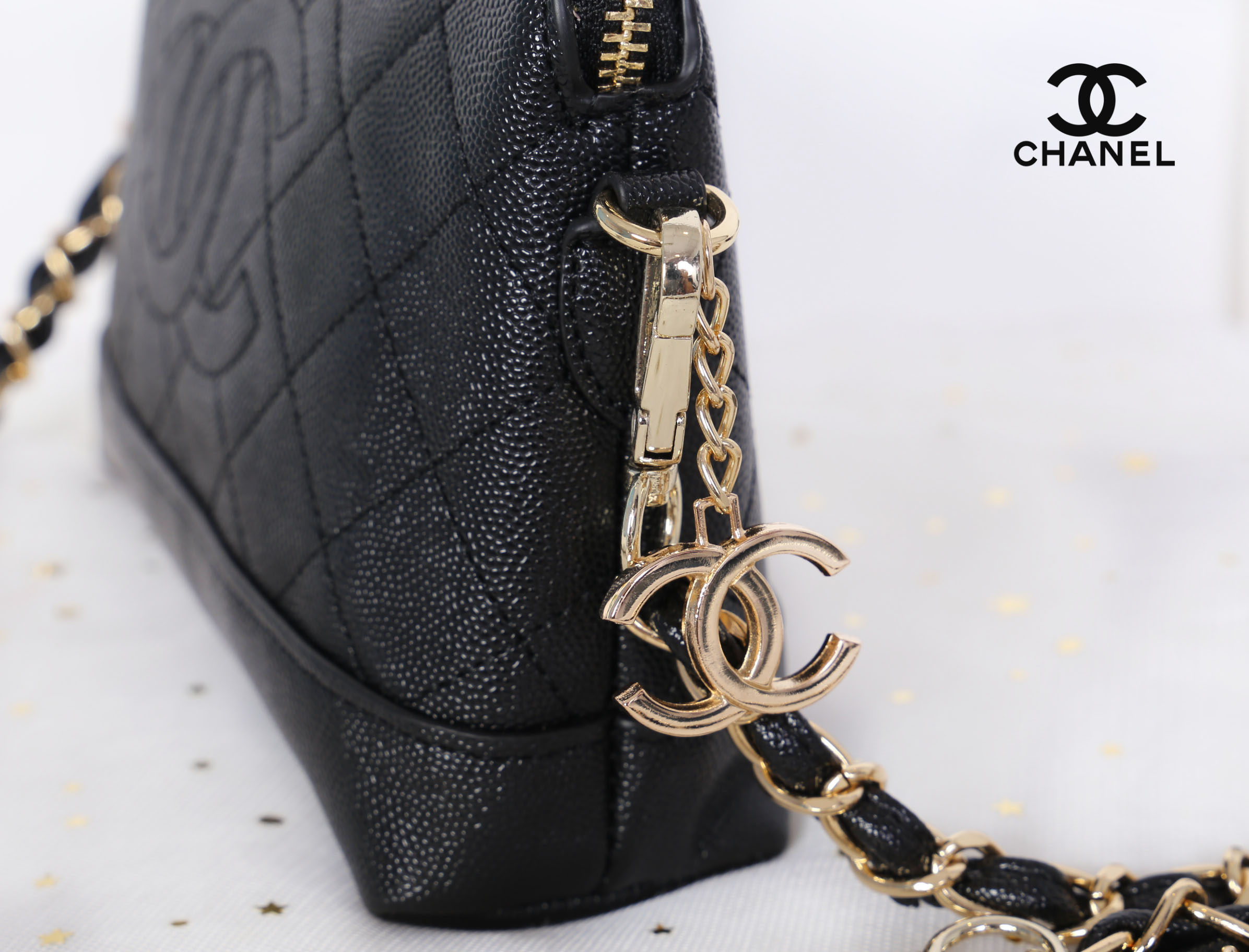 CHANEL Caviar Wristlet Crossbody Bag / Chanel Shoulder Bag With Chain กระเป๋าหนังลายเวียร์ปั๊มโลโก้แบรนด์ด้านหน้าสวยหรูดูแพง มาพร้อมจี้โลโก้แบรนด์ห้อยสีทองเก๋ๆน่ารัก