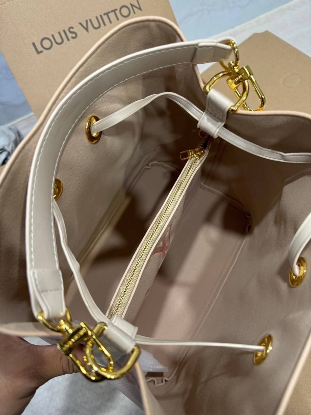 LV NeoNoe MM Monogram Flower กระเป๋าสะพายทรงบัคเก็ตเสน่ห์ชวนหลงใหล อีกหนึ่งรุ่นท็อปฮิต ที่ไม่มีไม่ได้จริงๆ