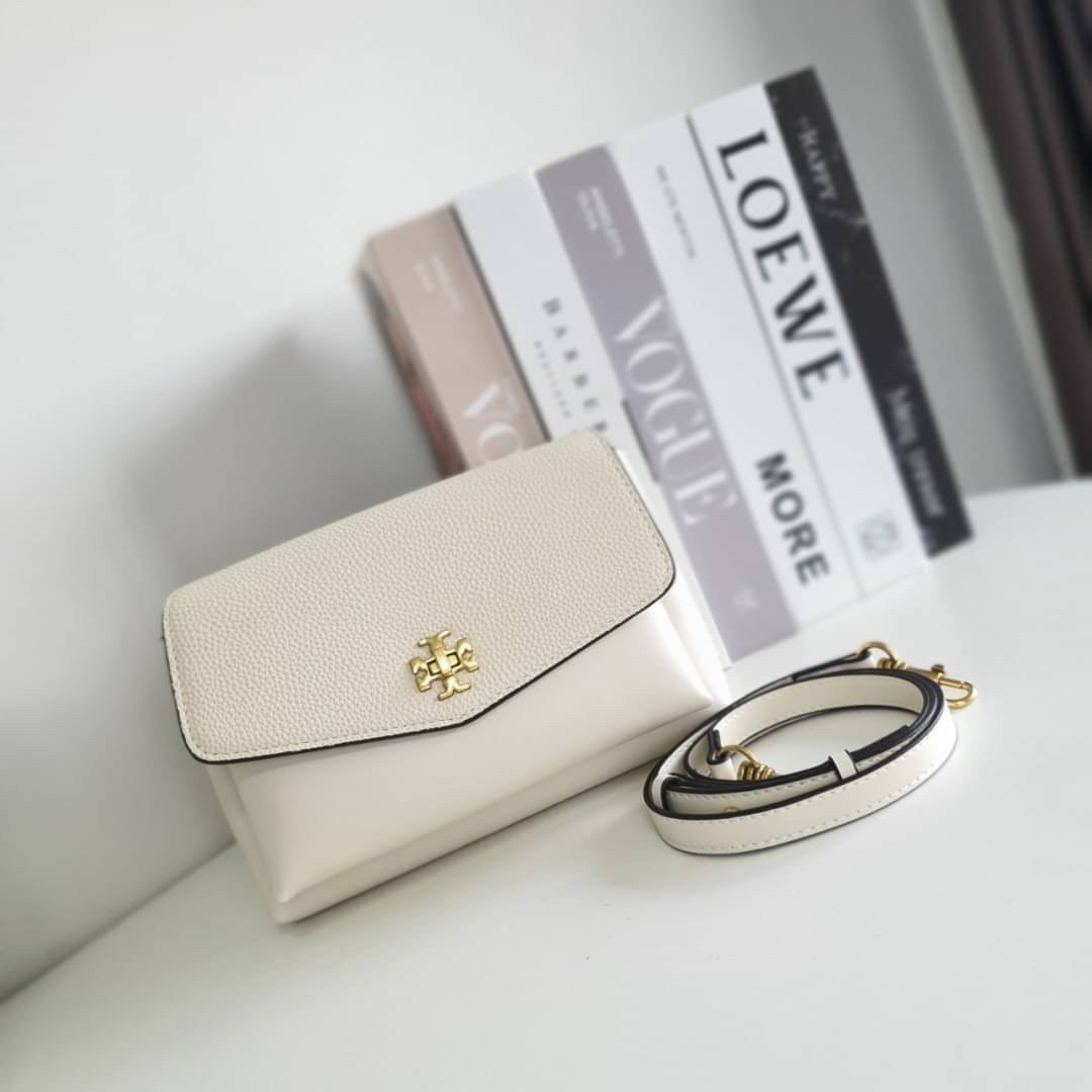 TORY BURCH CROSSBODY BAG กระเป๋าสะพายข้าง **หนังสวยมาก อะไหล่ทองวินเทจ ด้านหน้าประดับโลโก้แบรนด์ เปิดปิดด้วยตัวล็อคหมุน ภายในโล่งกว้างบุผ้าปั้มแบรนด์ มีช่องใส่ของ 3 ช่องใหญ่ พร้อมช่องซิปและที่เก็บบัตร มาพร้อมสายยาวถอด-ปรับระดับได้ ขนาดกำลังดี รีบคว้าด่วนค