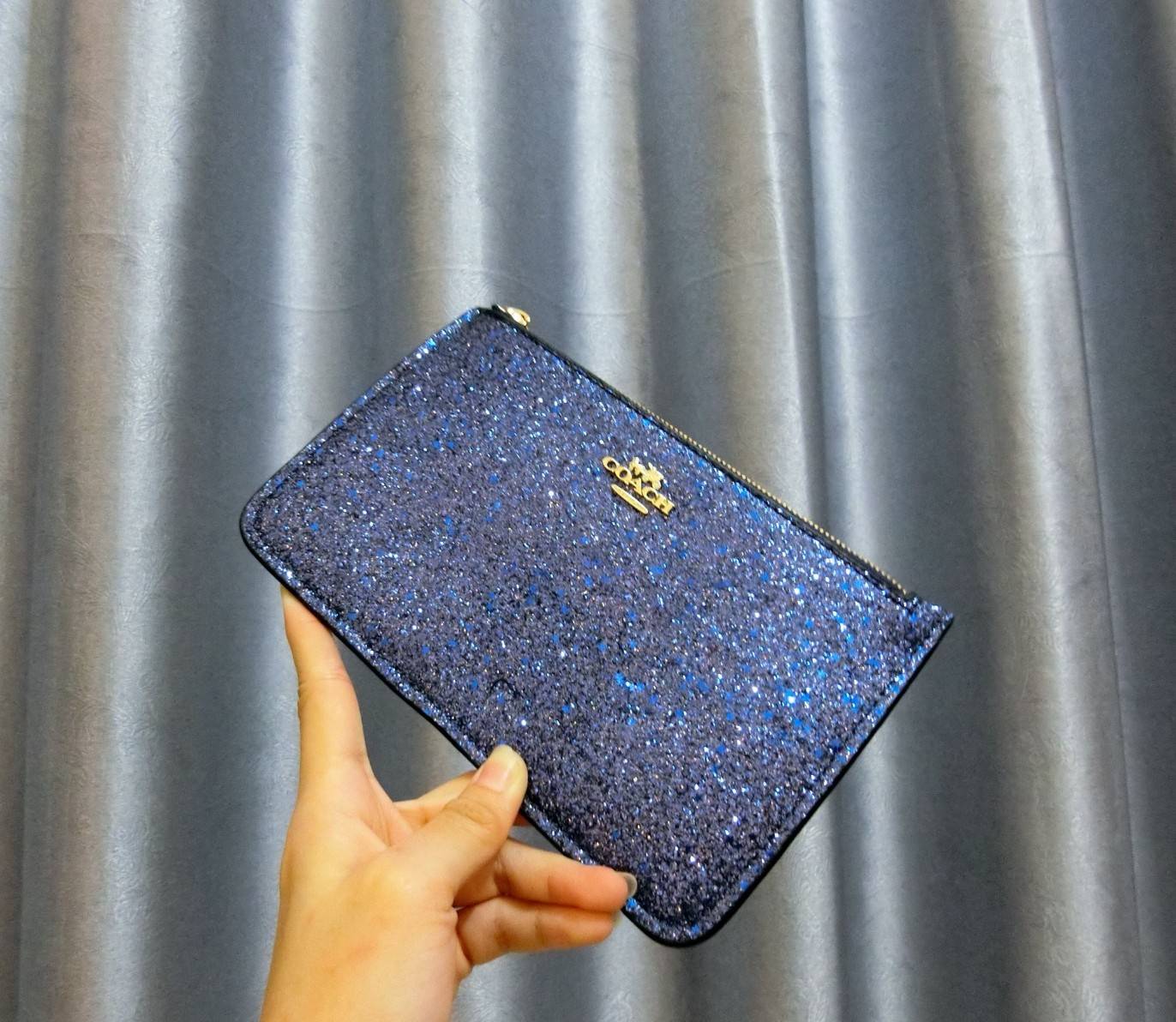 Coach Star Glitter Corner Zip Wristlet / FACTORY HK กระเป๋าคล้องมือทรงคลัช ตัวกระเป๋าตกแต่งกริ๊ตเตอร์ ด้านหน้าติดอะไหล่แบรนด์ สวยหรู เปิดปิดด้วยซิป ด้านในบุผ้ากำหยี่สามารถใส่โทรศัพท์มือถือได้ทุกรุ่น มาพร้อมสายคล้องมือ 1เส้น MUST HAVE!!