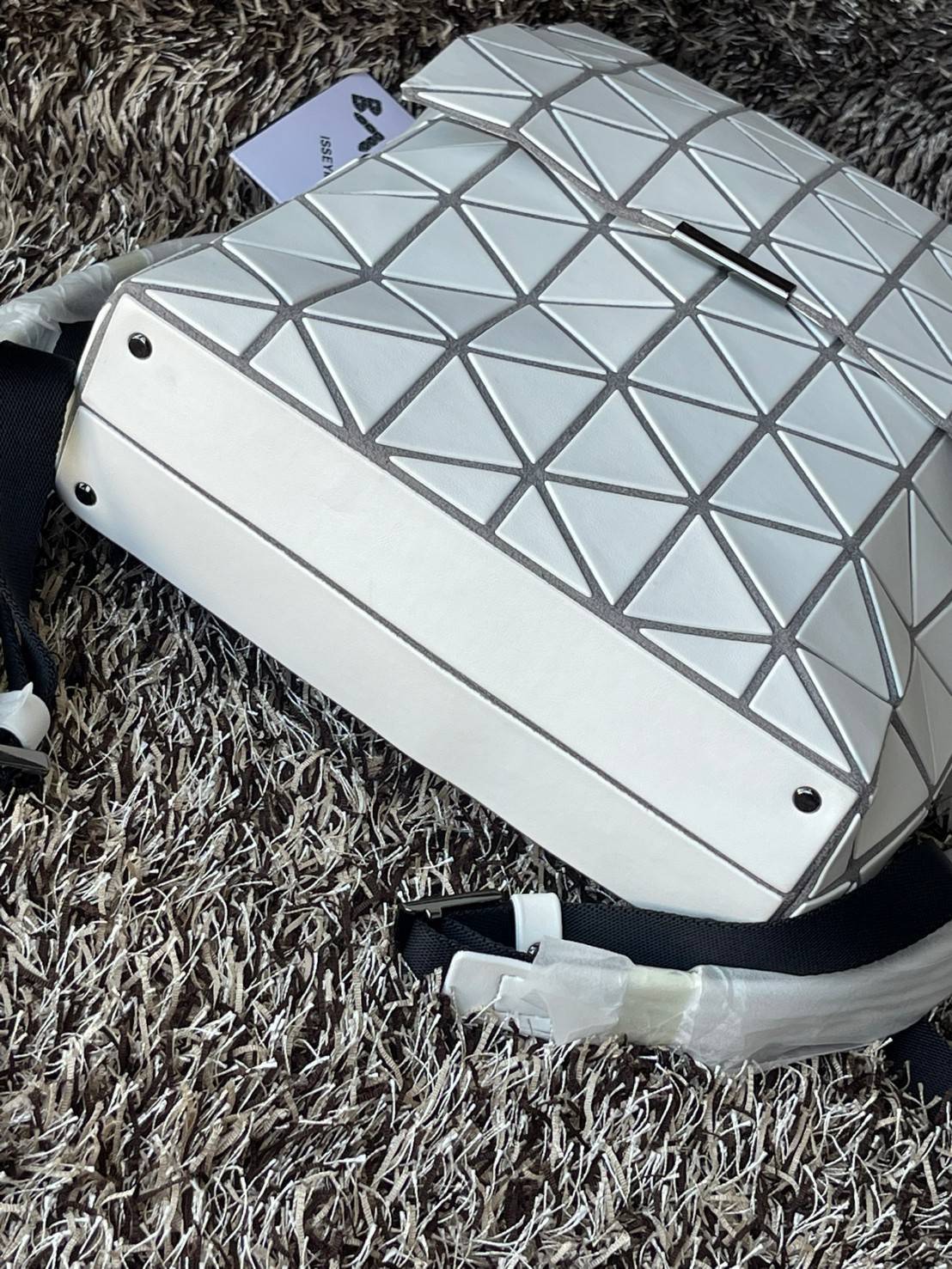 BAO BAO ISSEY MIYAKE Flap Backpacks กระเป๋าสะพายหลังรูปแบบใหม่จะเปิดตัว โดดเด่นด้วยฝาพับรูปสี่เหลี่ยมผืนผ้าที่เปิดและปิดได้ง่าย และรูปทรงแบบมินิมอล เป้สะพายหลังใช้งานได้ดีมาก