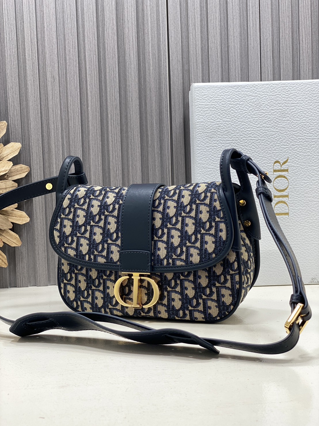 ORI หนังแท้ | DIOR Satchel Medium 30 Montaigne Dior Oblique jacquard fabric กระเป๋าสะพายไอเทมใหม่ประจำ Fall 2025 ยกระดับไลน์ 30 Montaigne ด้วยดีไซน์แบบแคชชวลที่เสริมด้วยรายละเอียดสุดประณีตบรรจง จากผ้าแจ็กการ์ดลาย