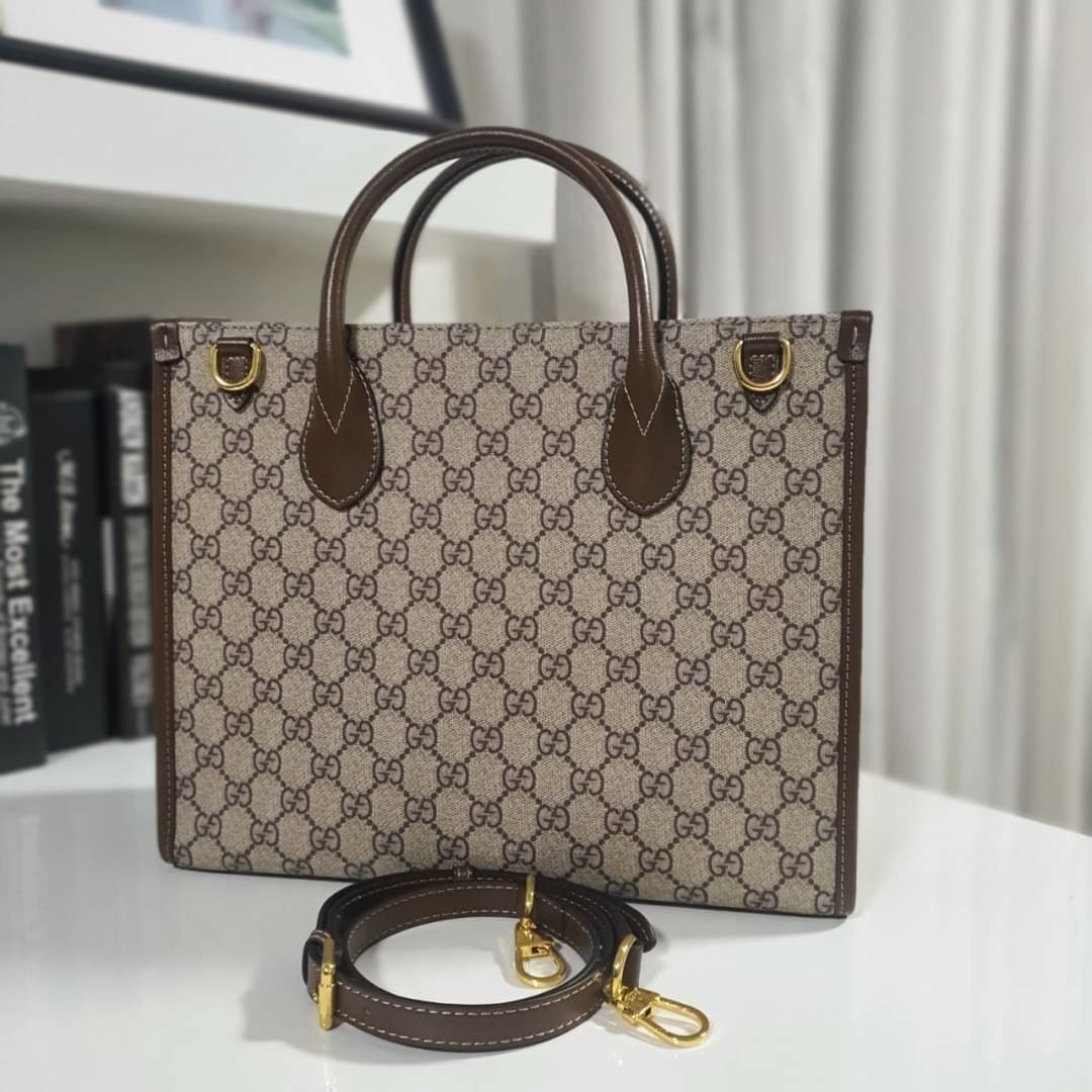 GUCCI FRAGRANCES CROSSBODY BAG VIP ORIGINAL 1:1 GIFT WITH PURCHASE (GWP) พรีเมี่ยมกิ๊ฟ Limited Edition จาก GUCCI PERFUME ใบใหญ่ทรง TOTE **ใส่ไอแพดได้ วัสดุ Geniune Leather หนังแท้ตัดผ้าแคนวาส ทรงเหลี่ยมสุดฮิต ดีไซน์สวยอยู่ทรง ภายในโล่งกว้าง มาพร้อมช่องซิป