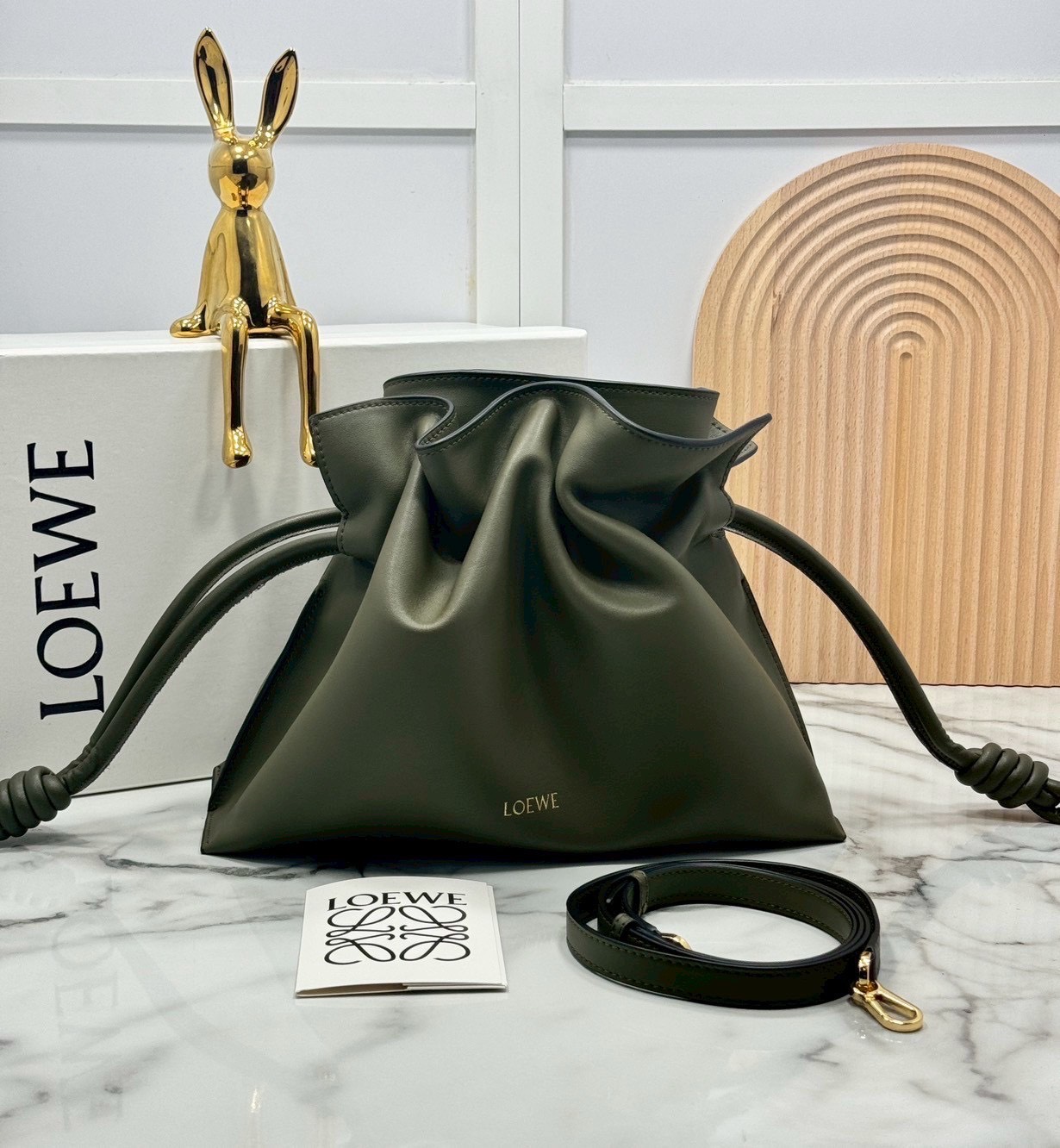 ORI หนังแท้ | Medium Loewe Flamenco clutch in nappa leather 30cm กระเป๋าสะพายทรงคลัชดีไซน์รูดเชือก เรียบหรูดูแพง เรียบง่ายใช้งานสะดวก หนังแนปป้าให้สัมผัสนุ่มสบายผิว มาพร้อมสายสะพายร้อยห่วงหรูหรา