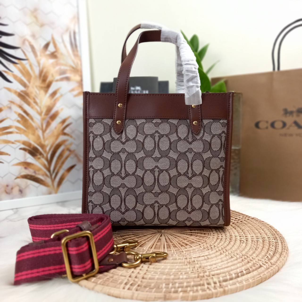 ใบนี้ ช่วยให้ชีวิตง่ายขึ้นเยอะเลย🌈🌺>>COACH FIELD TOTE 22 IN SIGNATURE JACQUARD(COACH C3865) 🍁กระเป๋าถือ สะพาย รุ่น Unisex ใช้ได้ทุกเพศวัย ขนาดเหมาะต่อการใช้งานในแต่ละวันมากๆ //วัสดุ jacquard ลาย signature ตกแต่งดีเทลด้วยหนังแ