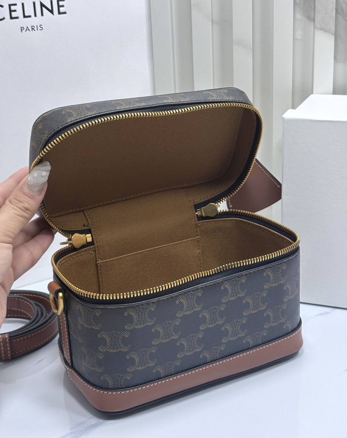 ORI หนังแท้ | CELINE VANITY BAG พลาดไม่ได้เลยกับคอลสุดคิ้ว กับกระเป๋าถือ/สะพายได้ทรงกล่อง ใช้สะพายได้ทุกวันอย่างคล่องตัวดีไซน์ใหม่สวยลาสสิค