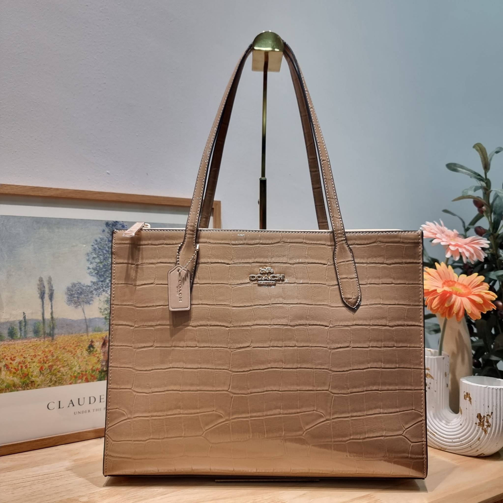 COACH NINA CARRYALL CL654 / COACH Nina Tote Bag พร้อมส่ง 2 สี กระเป๋าโท้ทสะพายไหล่ ใบใหญ่ คอลเลคชั่นใหม่ ตอบโจทย์คนที่ชอบใส่ของเยอะๆได้อย่างดี ดีไซน์รูปทรงคลาสสิค เรียบหรู