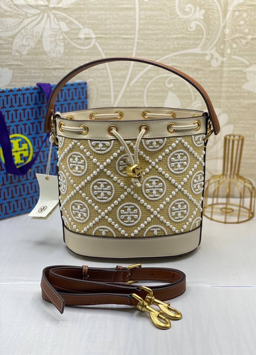 TORY BURCH T MONOGRAM STRAW BUCKET BAG ใหม่ก่อนใคร พร้อมเสิร์ฟความสวยให้ถึงบ้านแล้วน้า กระเป๋าบัคเก็ตทรงยอดนิยม ดีไซน์ใหม่ล่าสุด ยูนีคไม่เหมือนใคร ลายสานเต็มใบ พร้อมปักโลโก้เอกลักษณ์ โดดเด่น งานฝีมือมากๆ