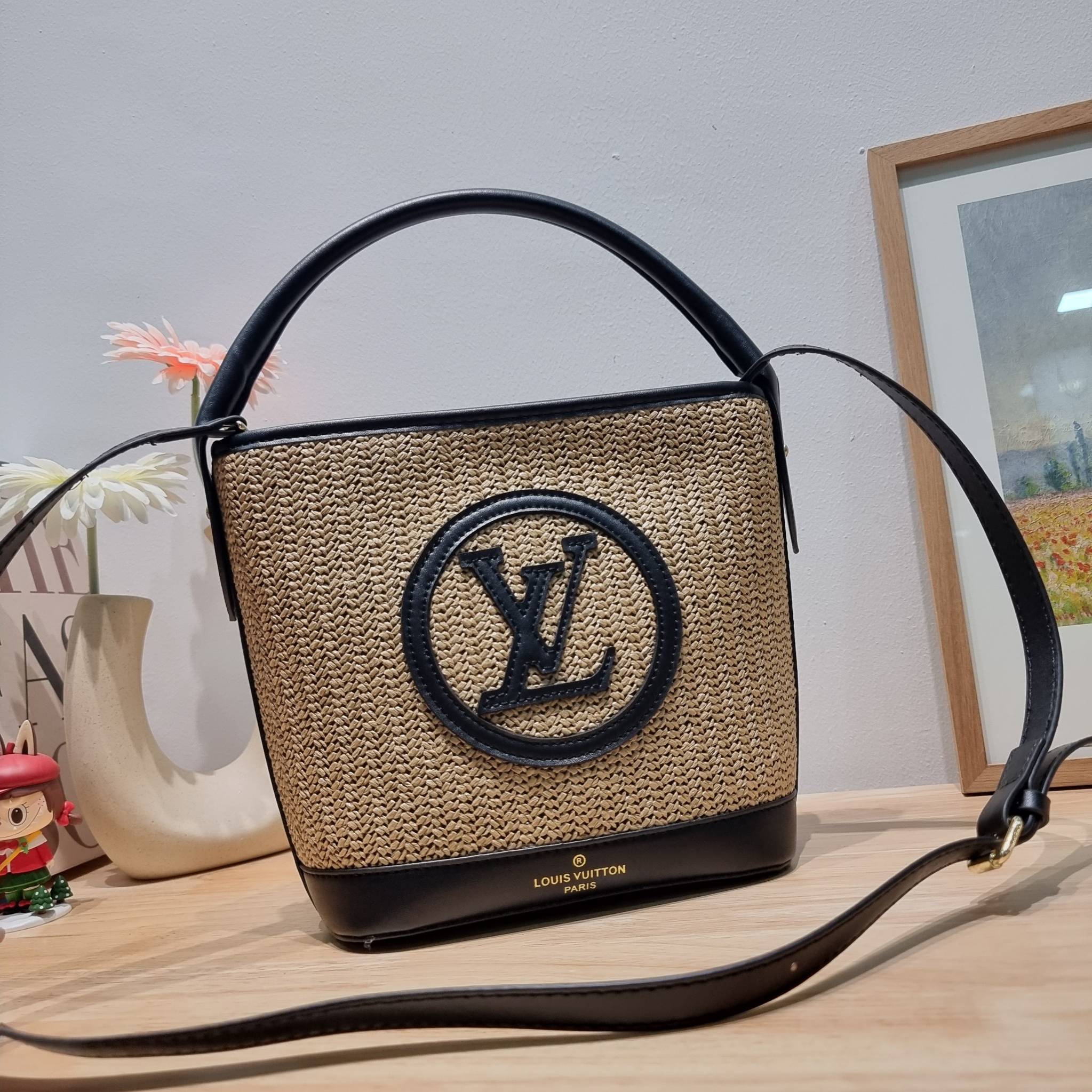 LV PETIT BUCKET BAG ไอเท็มเอ็กซ์คลูซีพจัดมาให้สาวๆโดยเฉพาะ!! กับกระเป๋าสะพายรุ่นลิมิเต็ดหายาก รูปทรงสวยงามสานเต็มใบ และยังโดดเด่นด้วยโลโก้