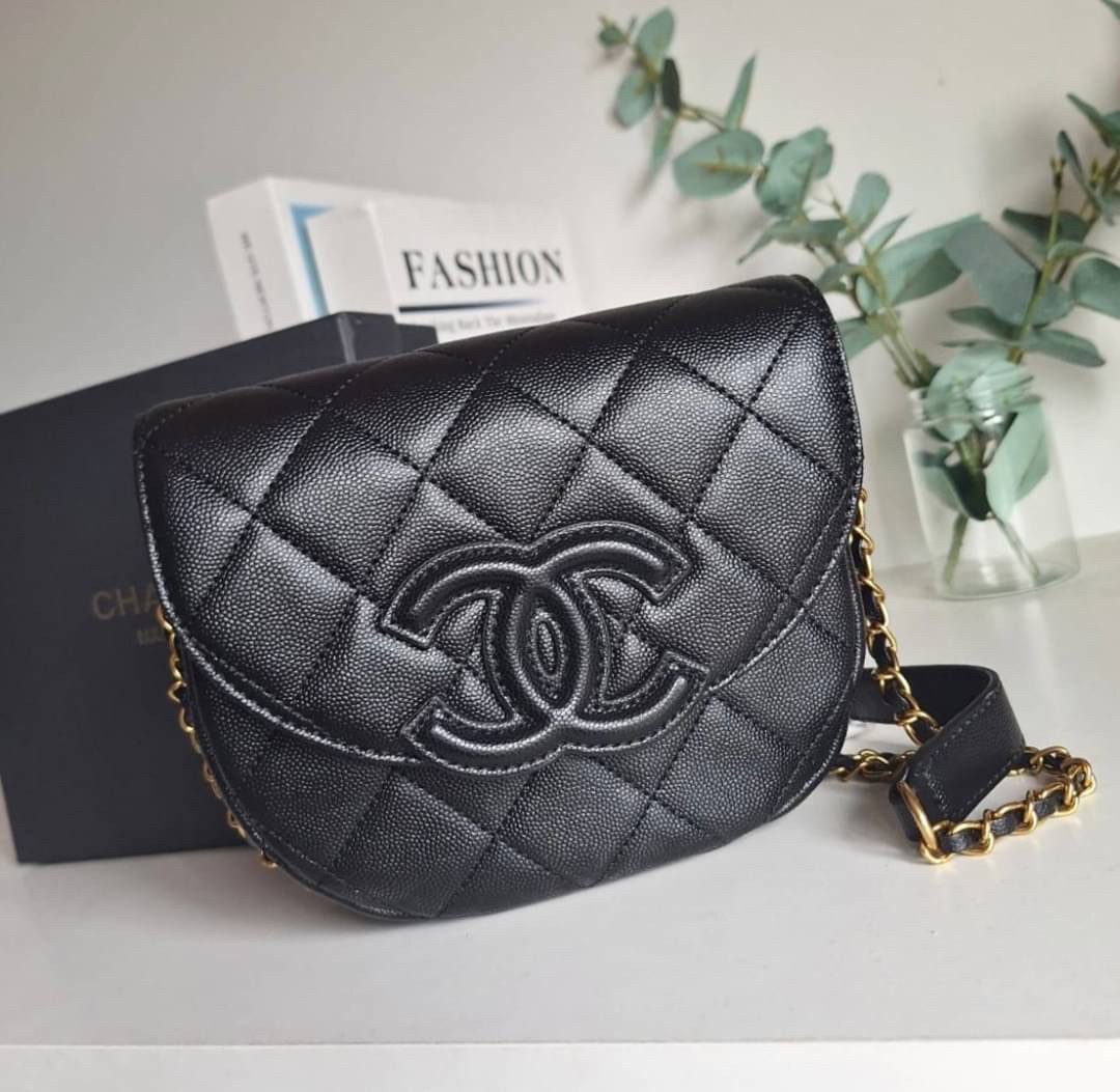 CHANEL VIP CROSSBODY CHAIN BAG กระเป๋าทรงครอสบอดี้ ที่กำลังมาแรงมาในตอนนี้ หนังพียูพรีเมี่ยมลายคาเวียร์ อะไหล่ทองวินเทจทั้งใบ ด้านหน้าประดับโลโก้หนูสุดหรู