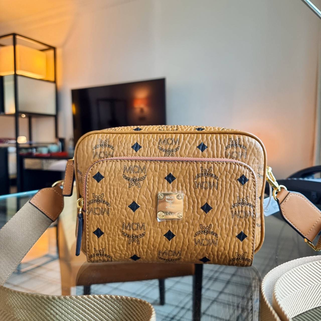 M.C.M KLASSIK CROSSBODY BAG สาวกเอ็มซีเอ็มต้องมีน้า!! หนุ่มๆเค้าสะพายกัน!! กระเป๋าสะพายข้างทรงครอสบอดี้ ที่ดาราใช้กันเพียบ!! รุ่นนี้หนุ่มๆสะพายหรือสาวๆก็สะพายได้น้า ขนาดกำลังดี วัสดุหนังแคนวาสคุณภาพดี มีช่องหลัก 2 ช่อง เปิด-ปิดด้วยซิป ด้านหลังมีช่องย่อยอี