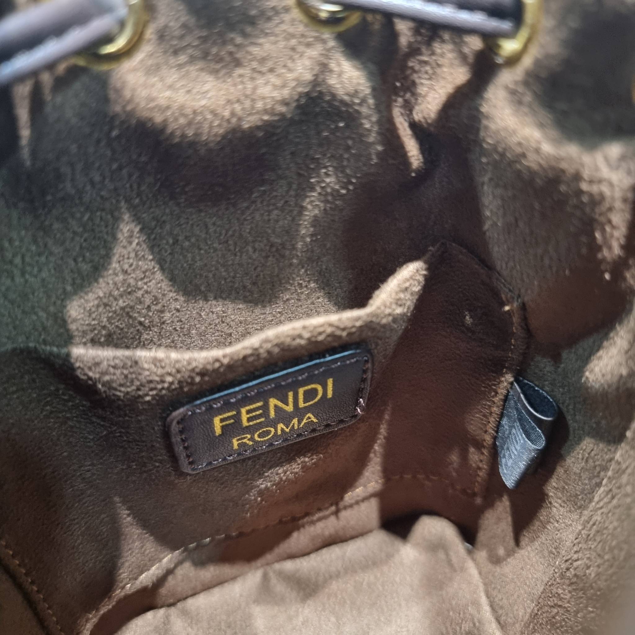 FENDI MINI BUCKET BAG / Fendi Mon Tresor Mini Brown Bag กระเป๋าสะพายทรงขนมจีบยอดฮิต ไซส์มินิ ที่น่ารักน่าใช้มาก ดีไซน์สวยอยู่ทรง วัสดุผ้าแคนวาสสลับหนังแท้ ดีเทลห่วงคล้องอะไหล่สวยหรู มาพร้อมสายสั้นคบ้องแขน และสายครอสบอดี้สำหรับสะพายข้าง สลับใช้ได้ไม่จำเจ ภ